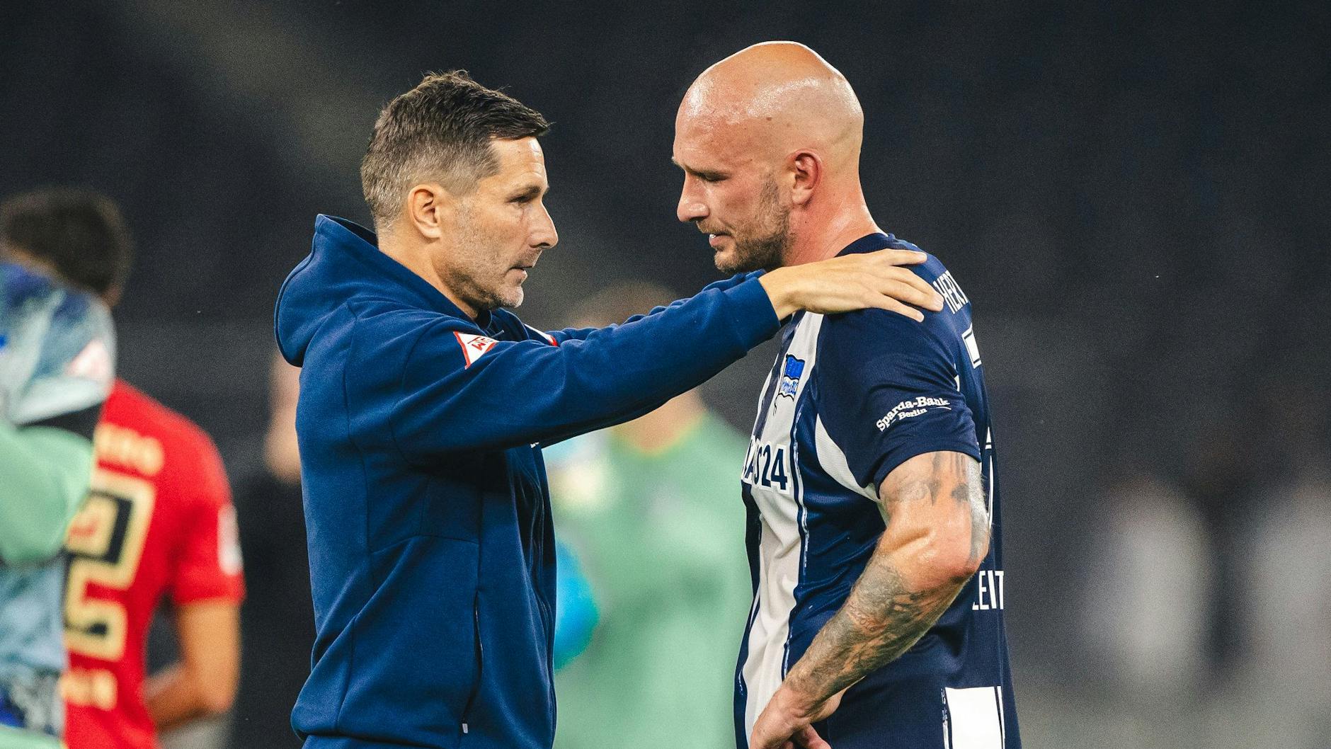 Trainer Stefan Leitl schaut nach dem 0:2 gegen Elversberg Toni Leistner tief in die Augen.