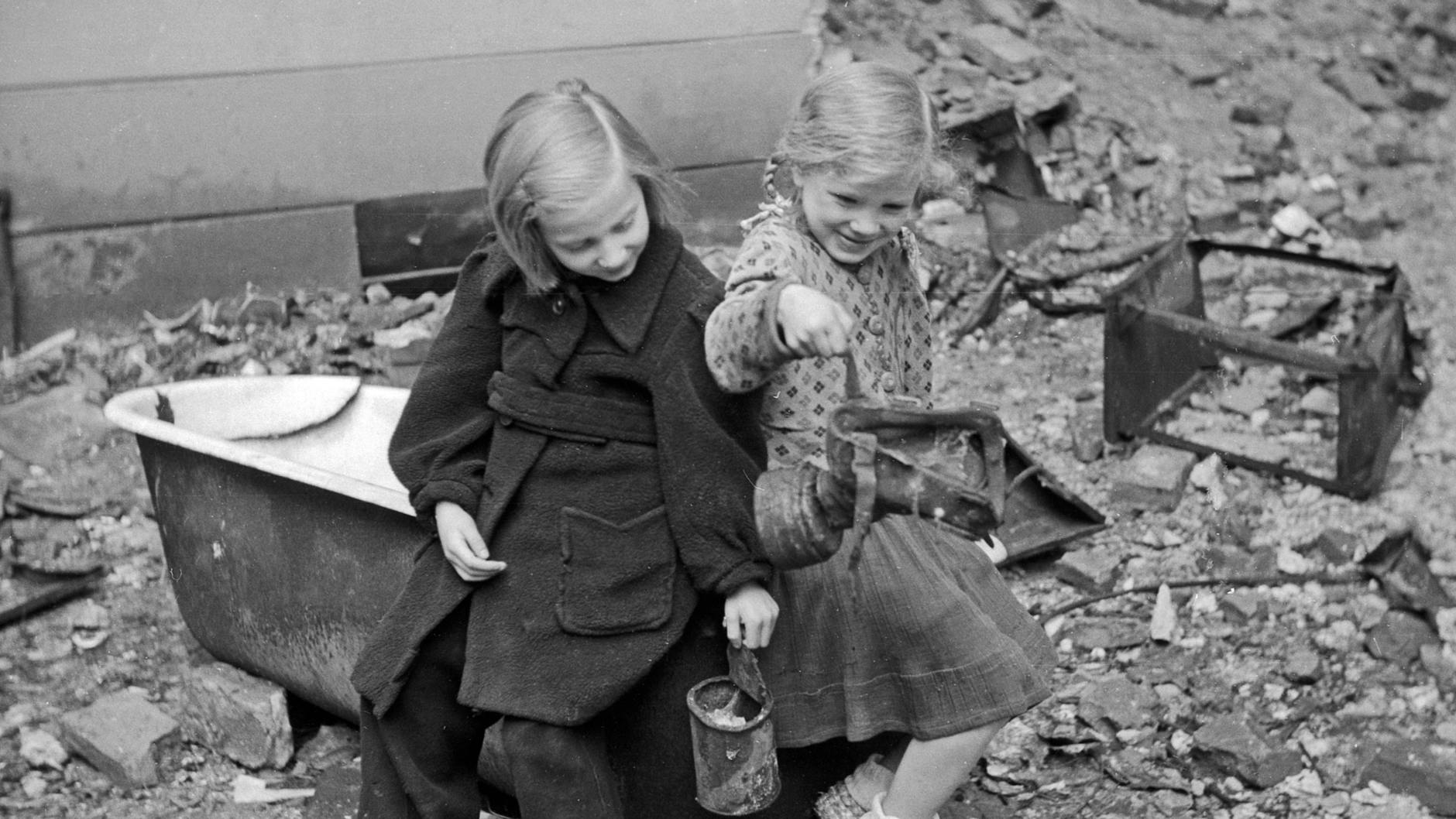 Mädchen spielen in Berlin in den Trümmern. Hanna, die Protagonistin im Buch, steht für viele Kinder, die sich nach dem Krieg in Berlin durchbeißen mussten.