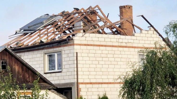 Vom Dachstuhl des Hauses ist nicht viel übrig. Alicja Wesolowska und ihr Mann Tomasz stehen nun vor den Trümmern ihres Lebens.