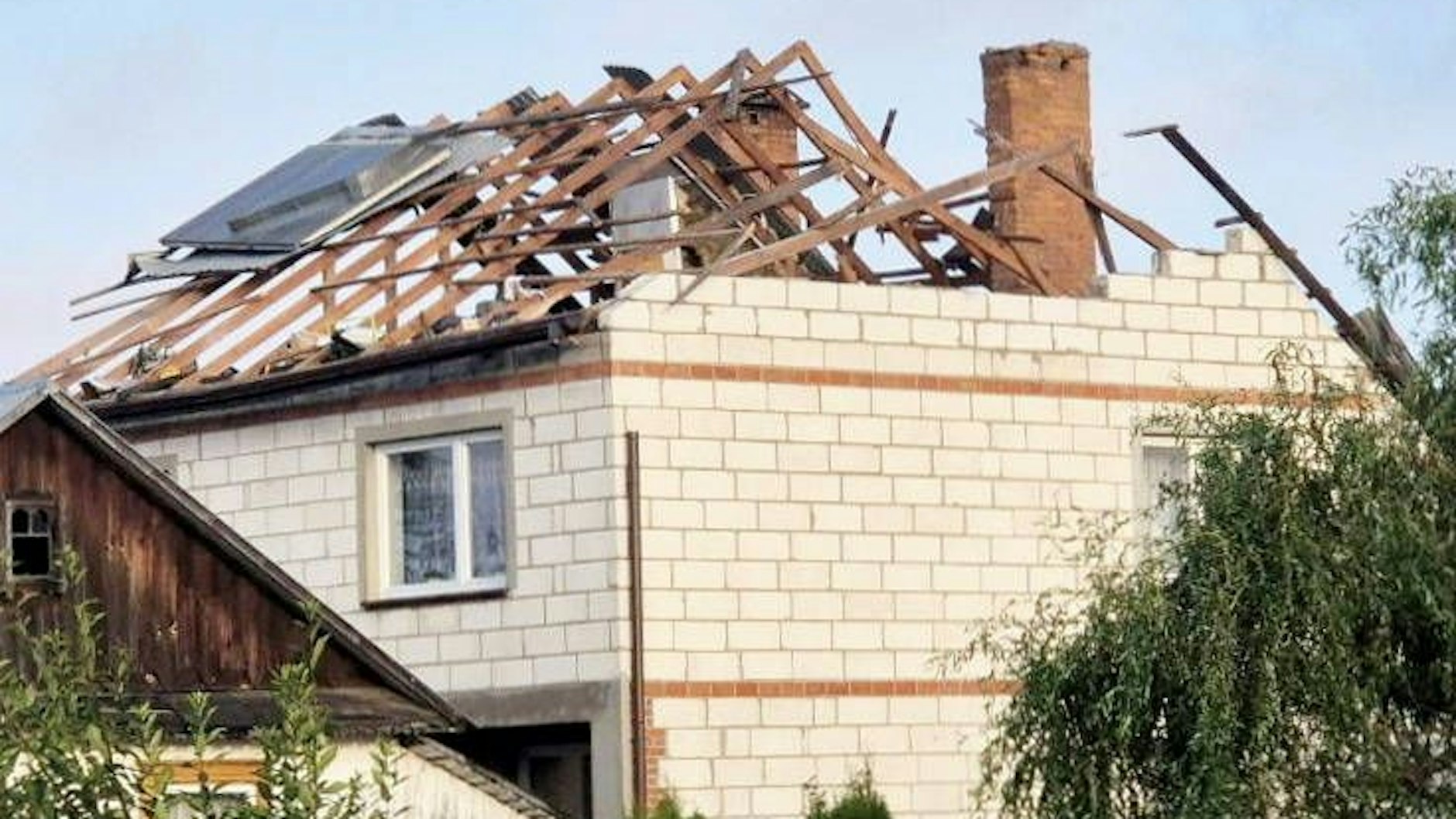 Vom Dachstuhl des Hauses ist nicht viel übrig. Alicja Wesolowska und ihr Mann Tomasz stehen nun vor den Trümmern ihres Lebens.
