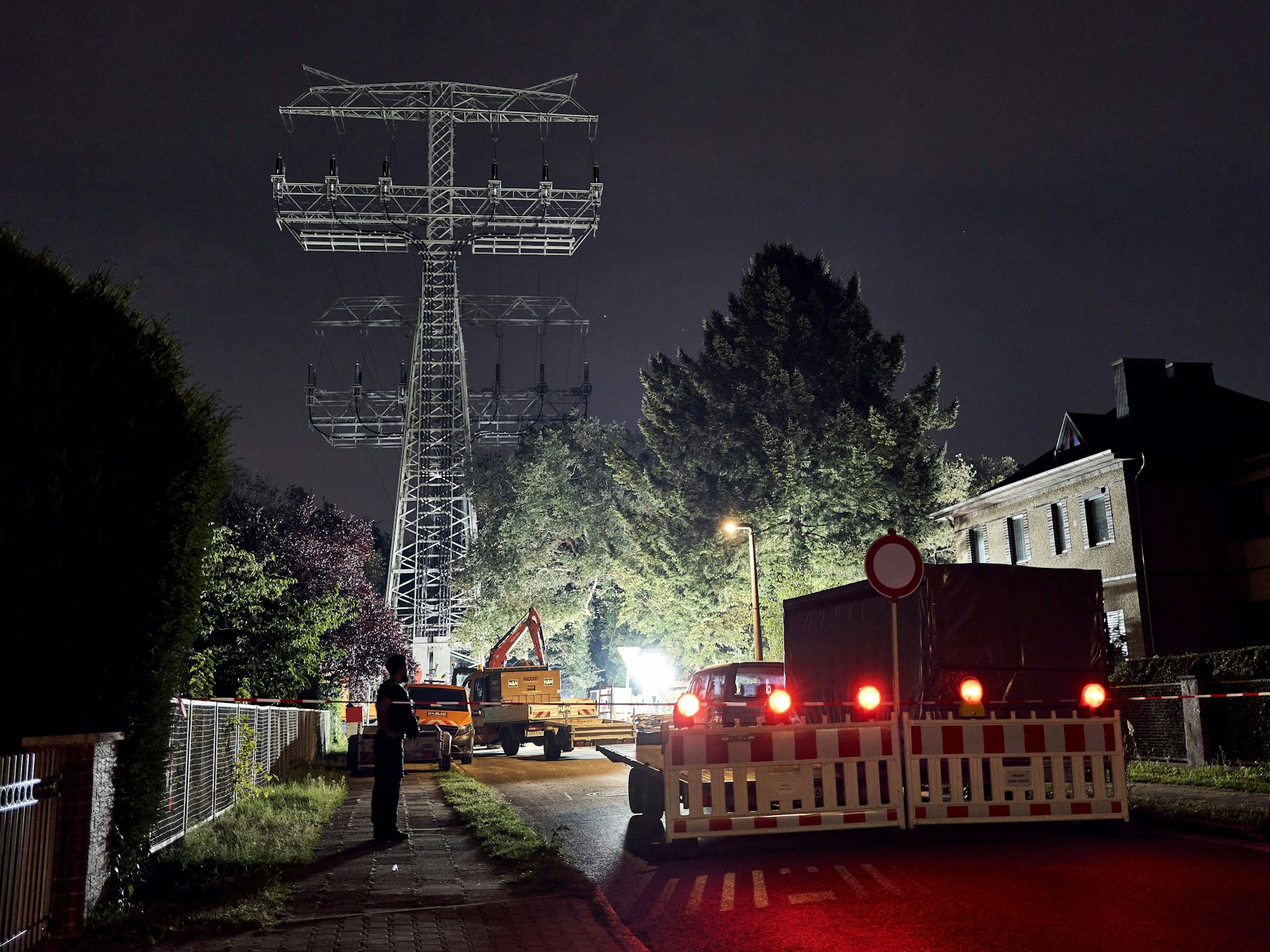 Die ganze Nacht über wurden an dem beschädigten Strommast Reparaturen durchgeführt.