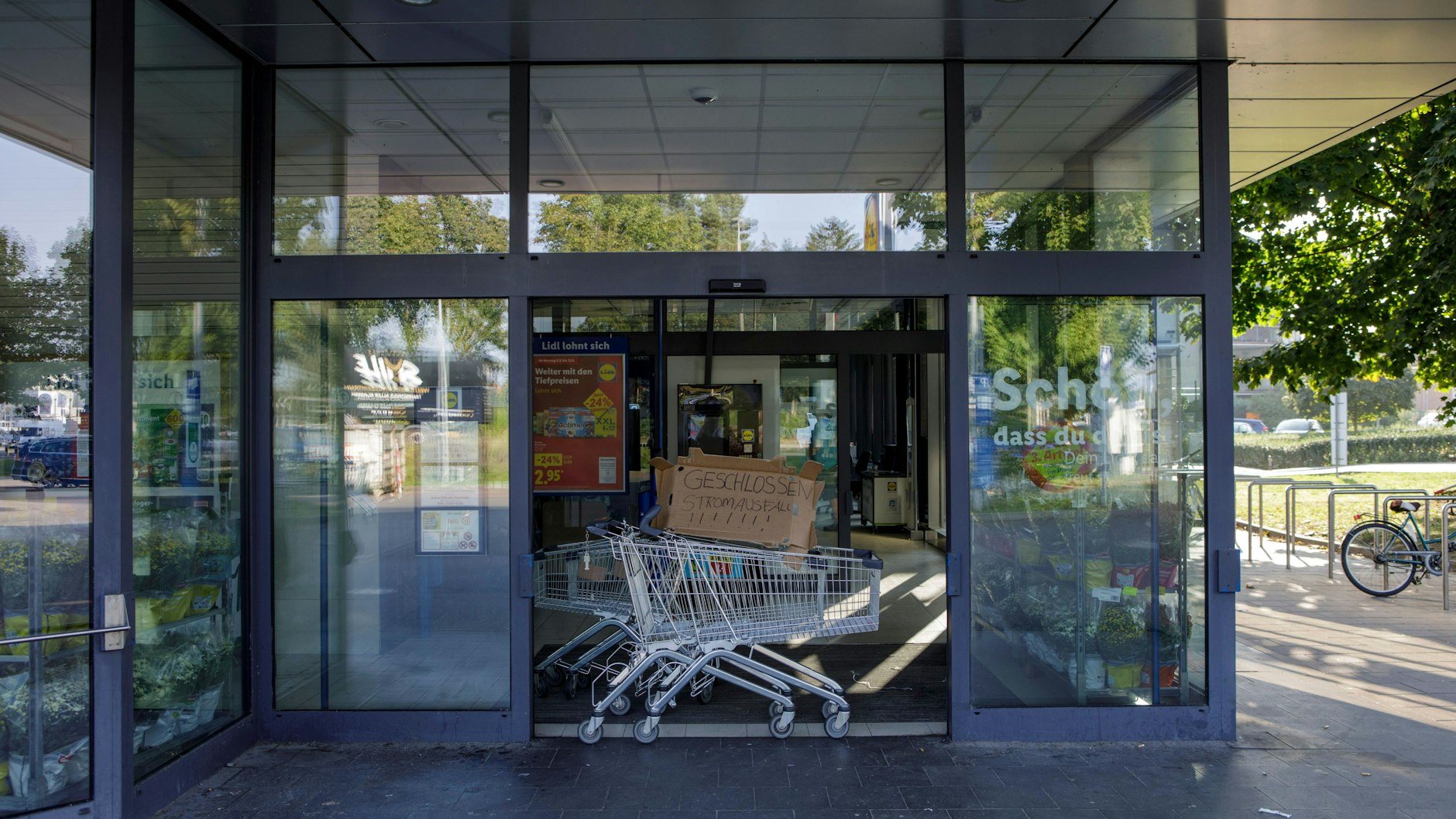 Auch viele Supermärkte und Lebensmittelläden haben mit dem Stromausfall zu kämpfen. Sie mussten ihre Tiefkühlprodukte auslagern.