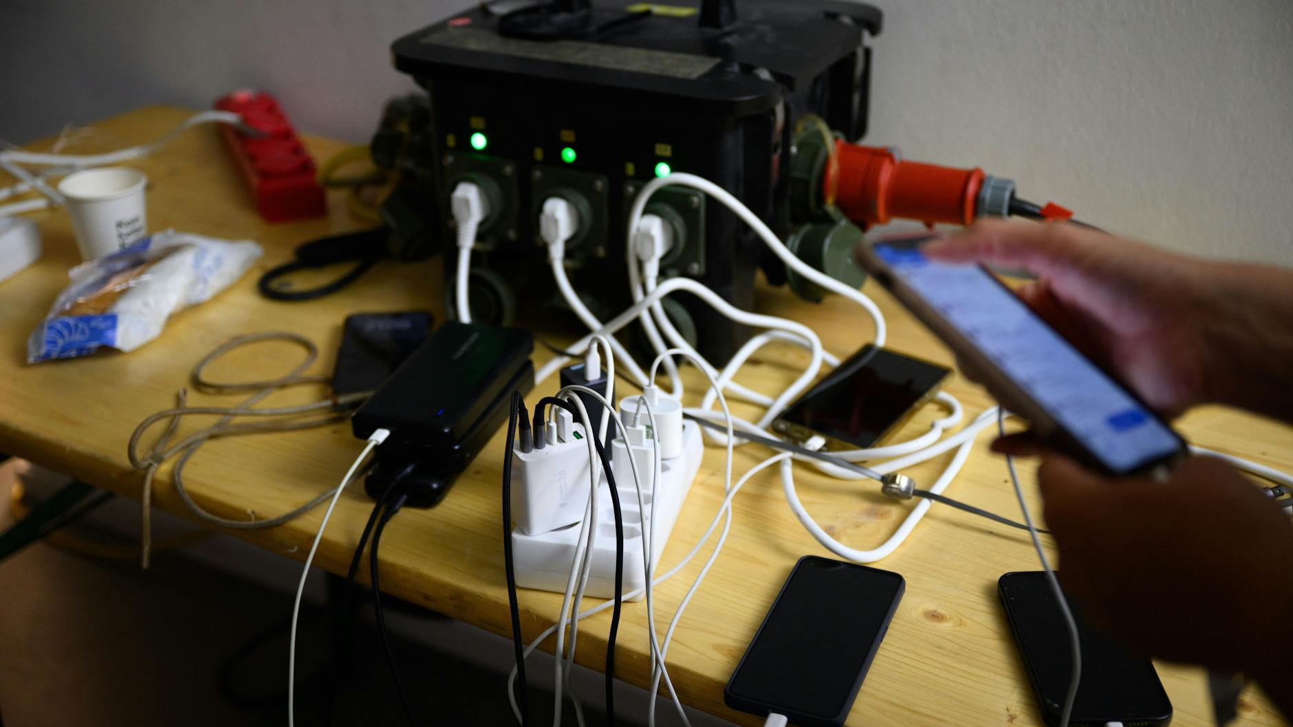 In Anlaufstellen des Deutschen Roten Kreuzes (DRK) müssen viele Anwohner aktuell noch ihre Handys aufladen.