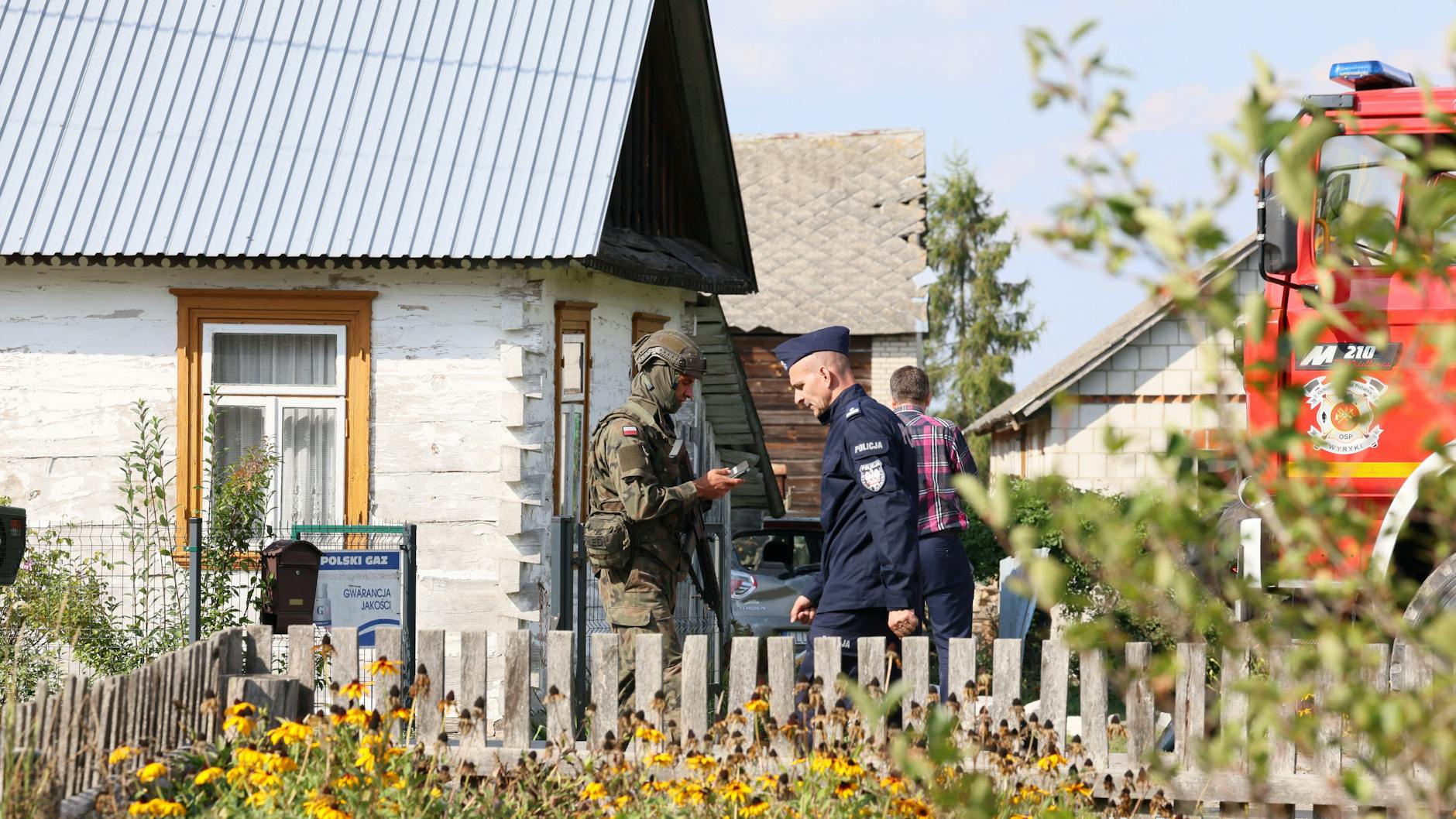 Militär-Mitarbeiter untersuchten im Ort Wyryki im Osten von Polen den Absturz von Drohnen und ihren Trümmern. Auch das Haus zweier Rentner wurde hier schwer beschädigt.