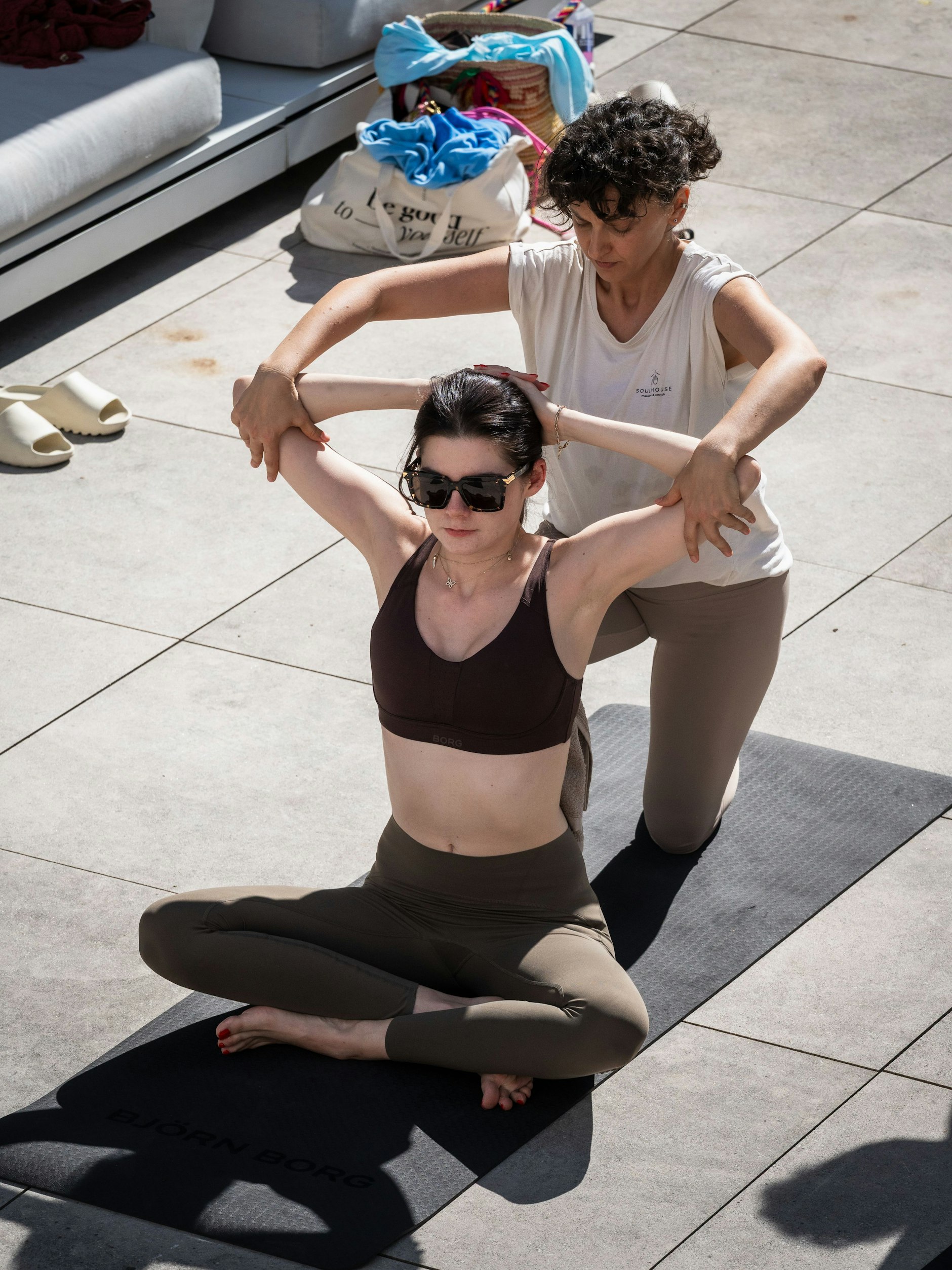 Beim Wellness-Connection-Day lässt sich Klaudia professionell dehnen – Assisted-Stretch nennt sich das.
