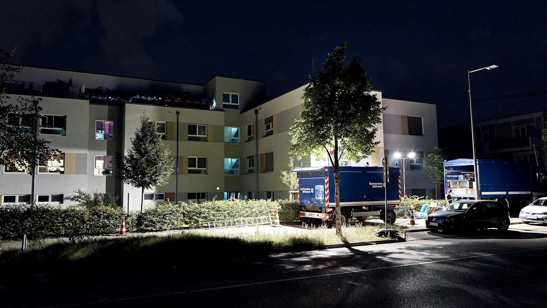 Das Technische Hilfswerk (THW) versorgt das Johanniter-Stift Berlin-Johannisthal mithilfe eines Stromgenerators mit Energie.
