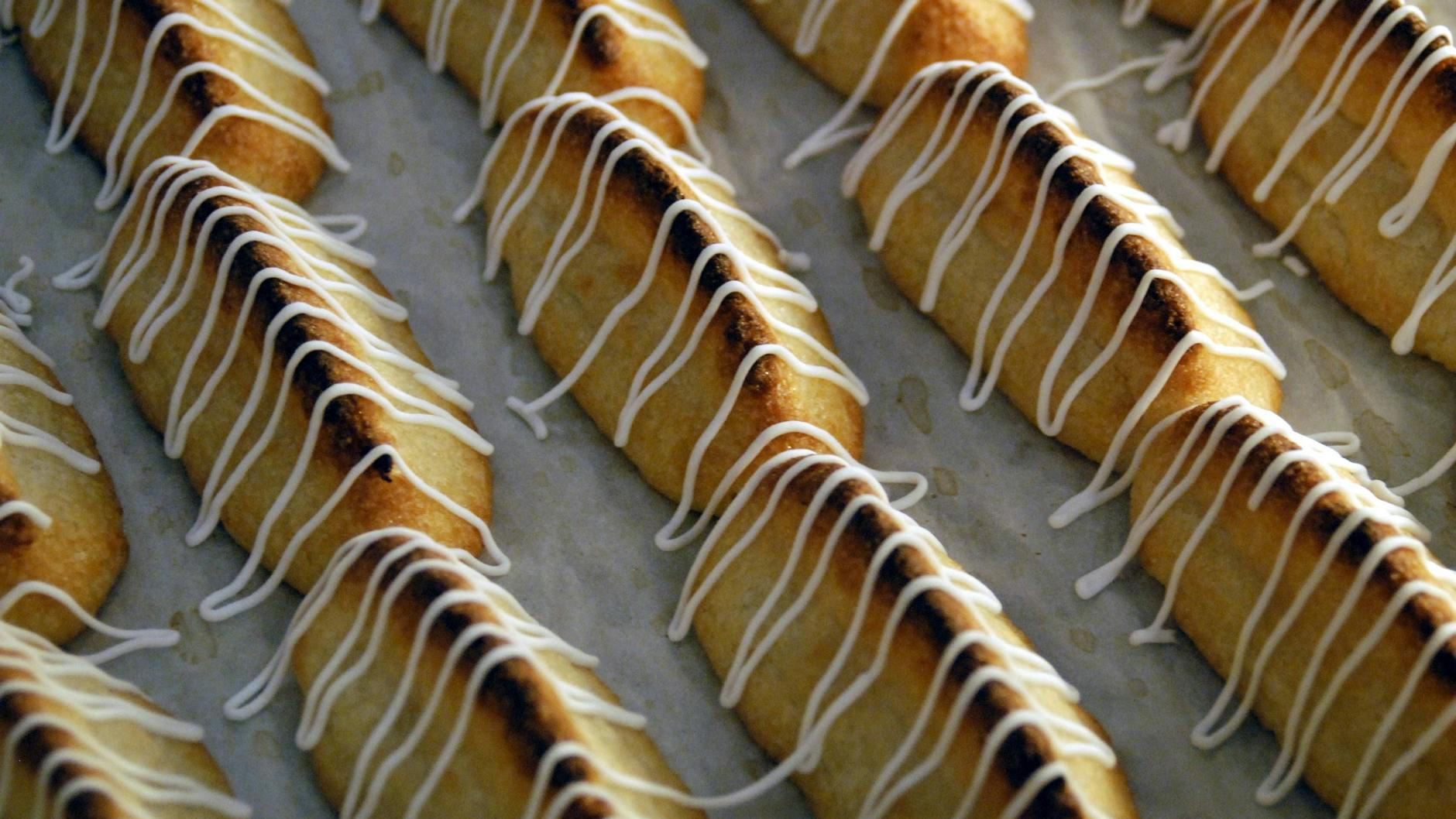 Die fertigen Kransekage können sie ganz einfach mit der Zuckerglasur verzieren. Dann genießen Sie sie zum Kaffee oder zum Tee. Das Rezept werden Sie lieben!