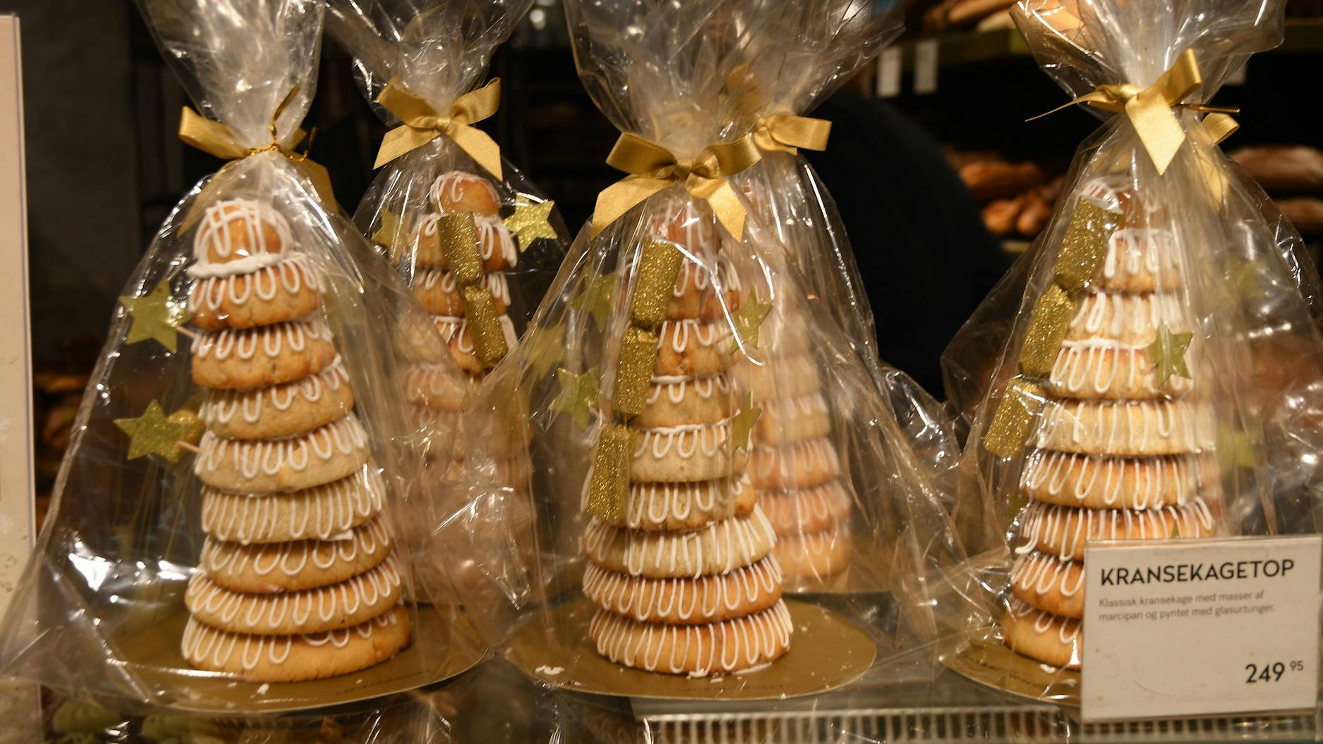 Eigentlich wird der Teig für den Kransekage zu Ringen geformt und dann gestapelt – so bekommt der Kuchen seine typische Form.