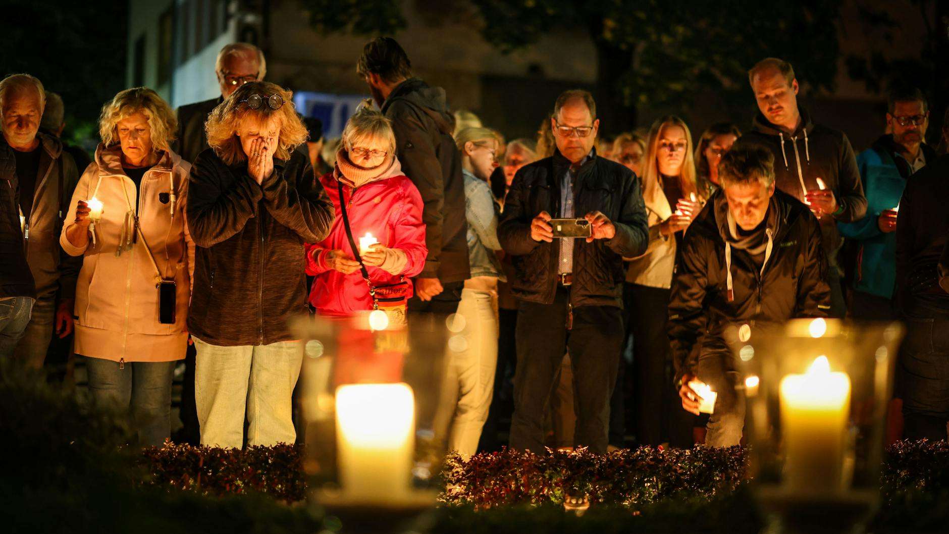 Am Jahrestag des Anschlags von Solingen erinnerten Menschen in der Klingen-Stadt an die Opfer des brutalen Messer-Killers.