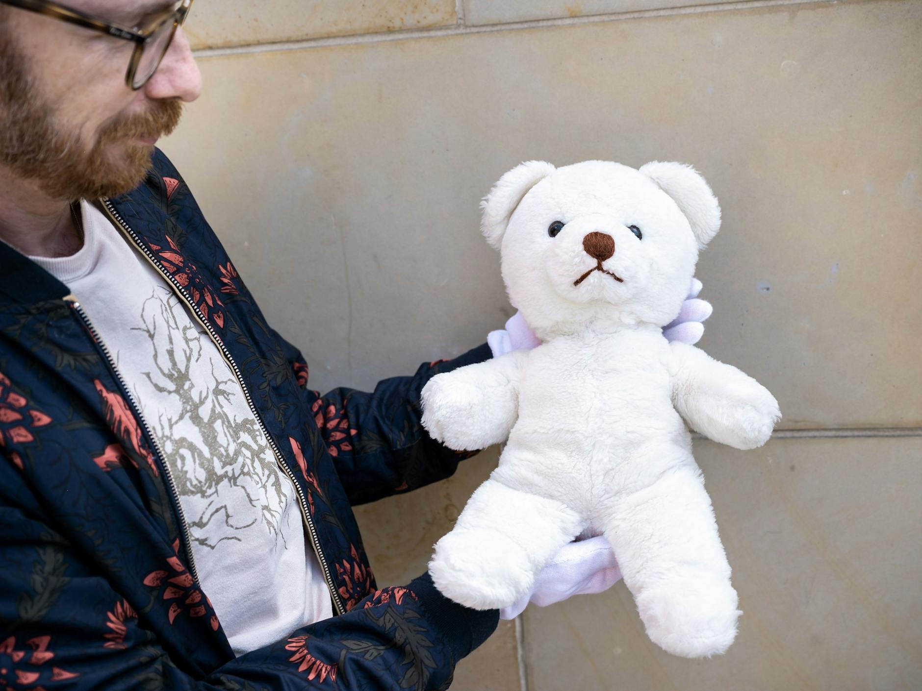 Der Teddy hat einige Jahre auf dem Buckel, ist trotzdem gut erhalten. Wird die Wiedervereinigung zwischen Bär und Mensch doch noch klappen?
