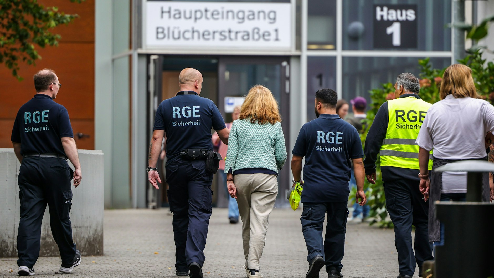 Nach dem Messerangriff wurden die Schüler am Berufskolleg in Essen von Mitarbeitern eines Sicherheitsunternehmens geschützt.
