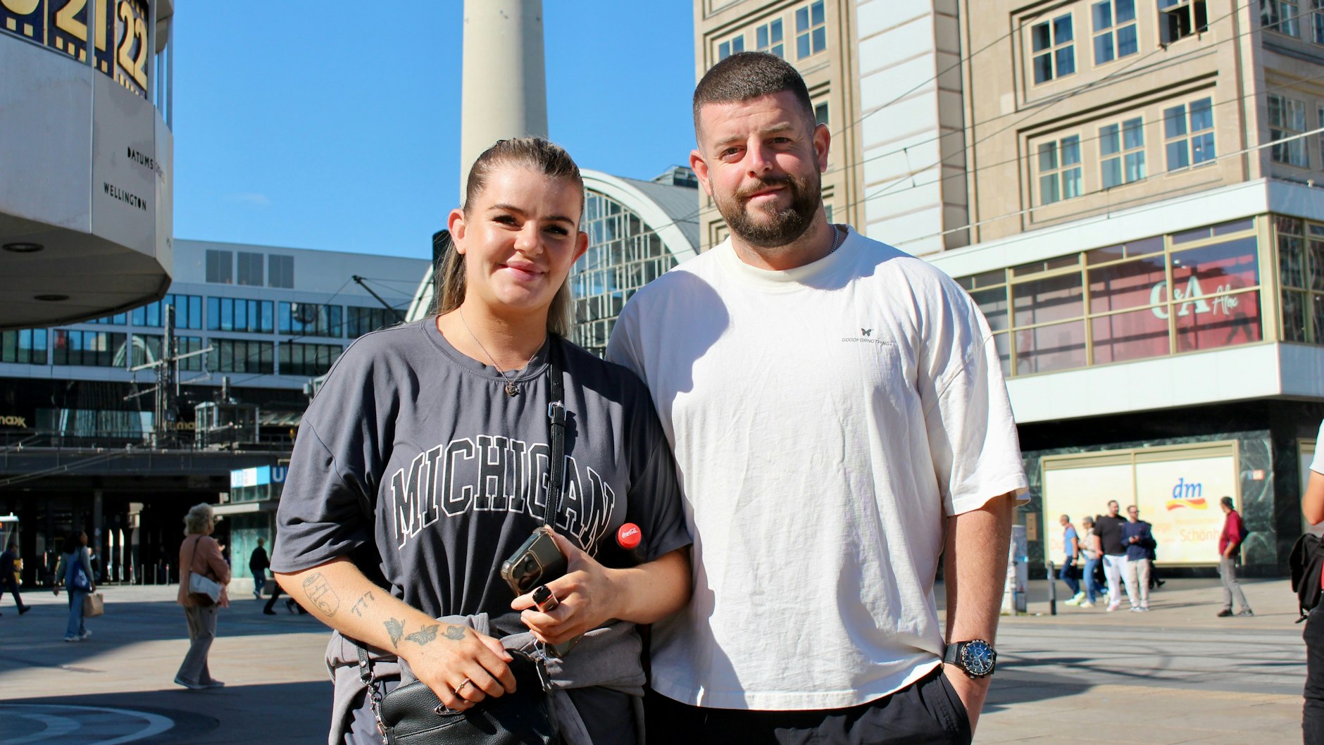 Jamie und Ellie aus England kennen Warntage aus ihrer Heimat.