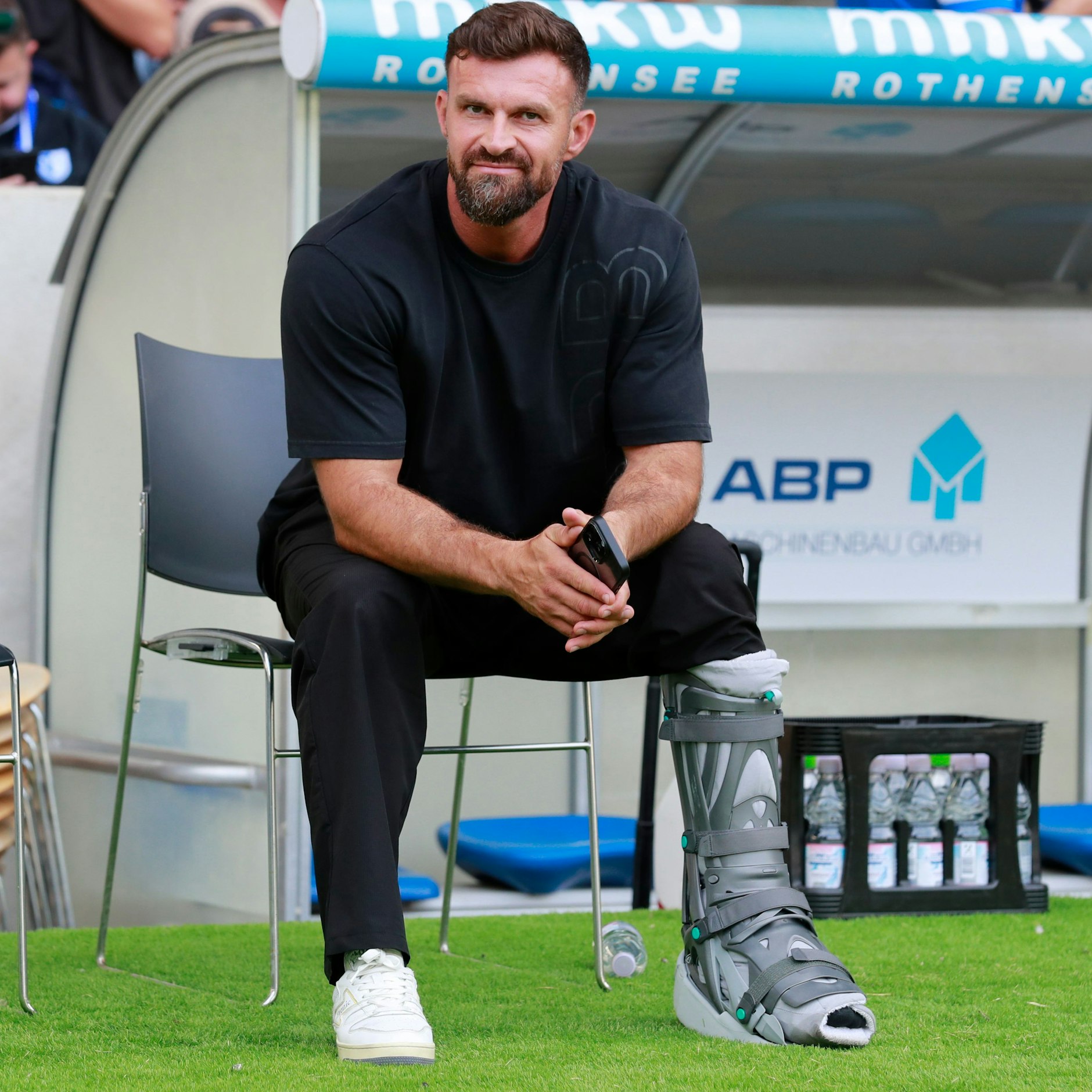 Das passt zum aktuellen Verletzungspech des BFC Dynamo: Auch Sportchef Enis Alushi plagt sich noch mit den Folgen eines Achillessehnenrisses rum.