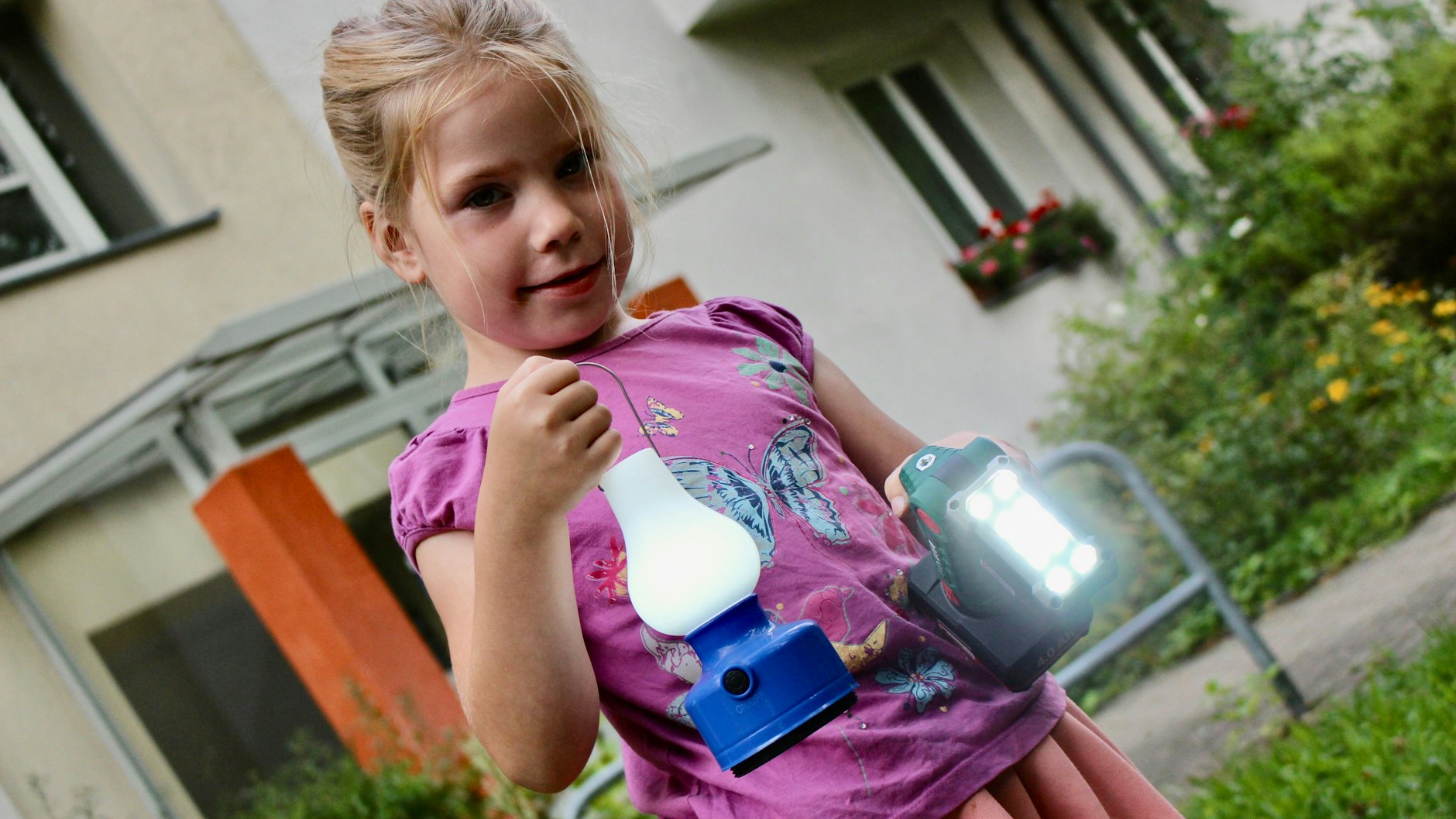 Samantha-Leonie zeigt die batteriebetriebenen Lampen, mit denen sich die kleine Familie während des Stromausfalls in Berlin half.