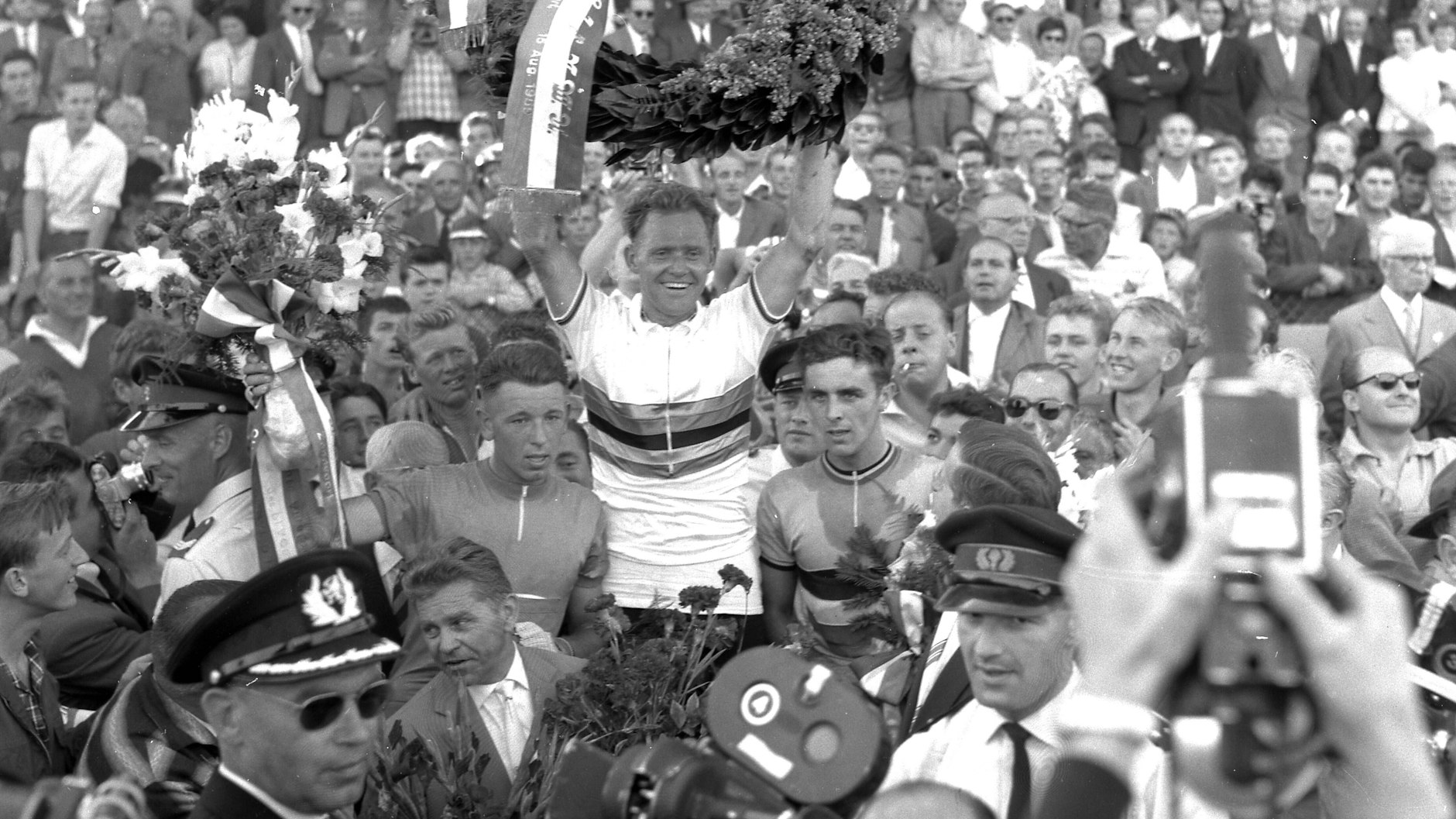 Täve Schur 1959: Der DDR-Radprofi wird zum zweiten Mal Weltmeister im Straßenradsport. Schon im Jahr zuvor stand er auf dem Siegertreppchen.