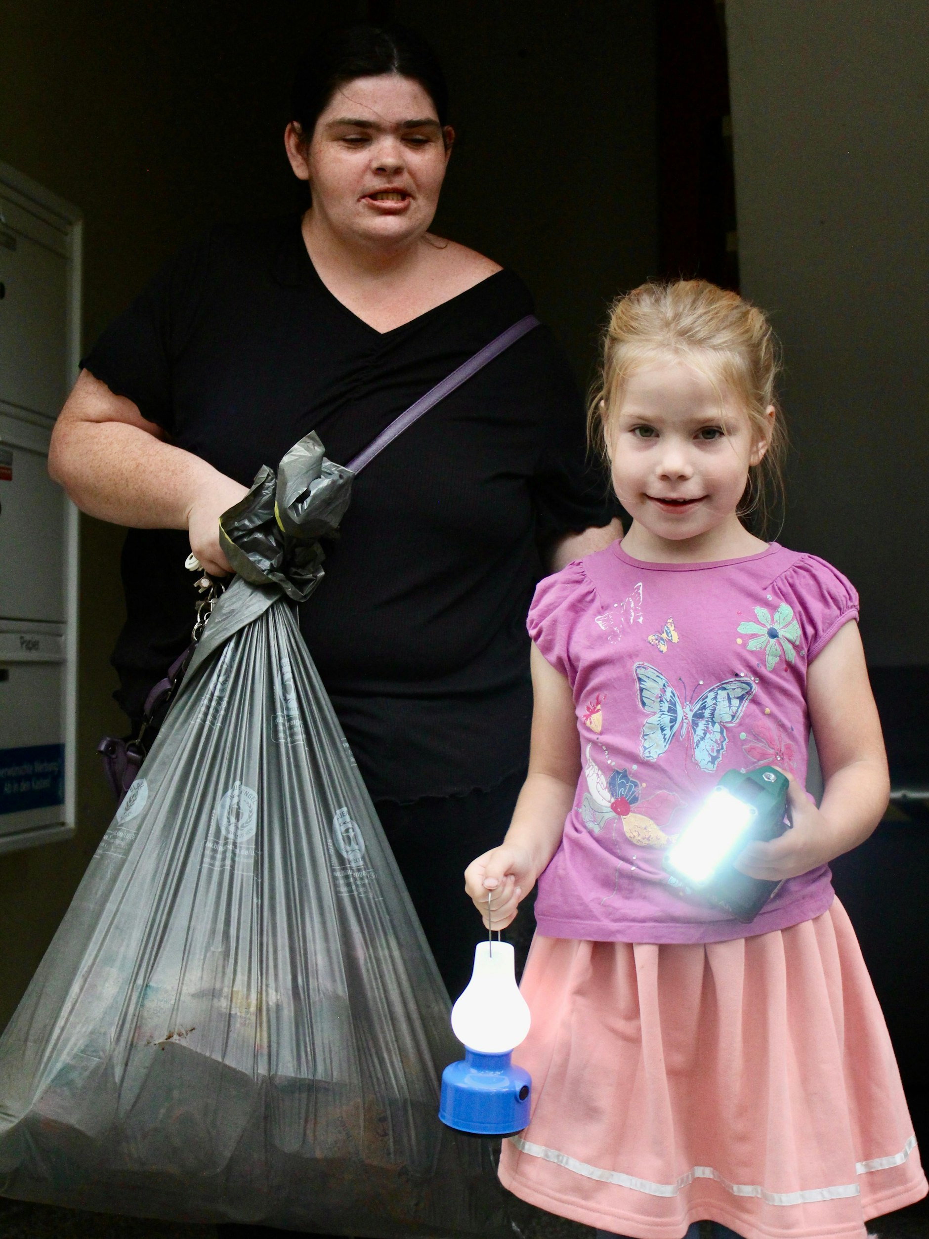 Mama Lydia und Tochter Samantha-Leonie bringen den Inhalt des Kühlschranks in den Müll. Für die Einschulung am Wochenende muss nun neu eingekauft werden.