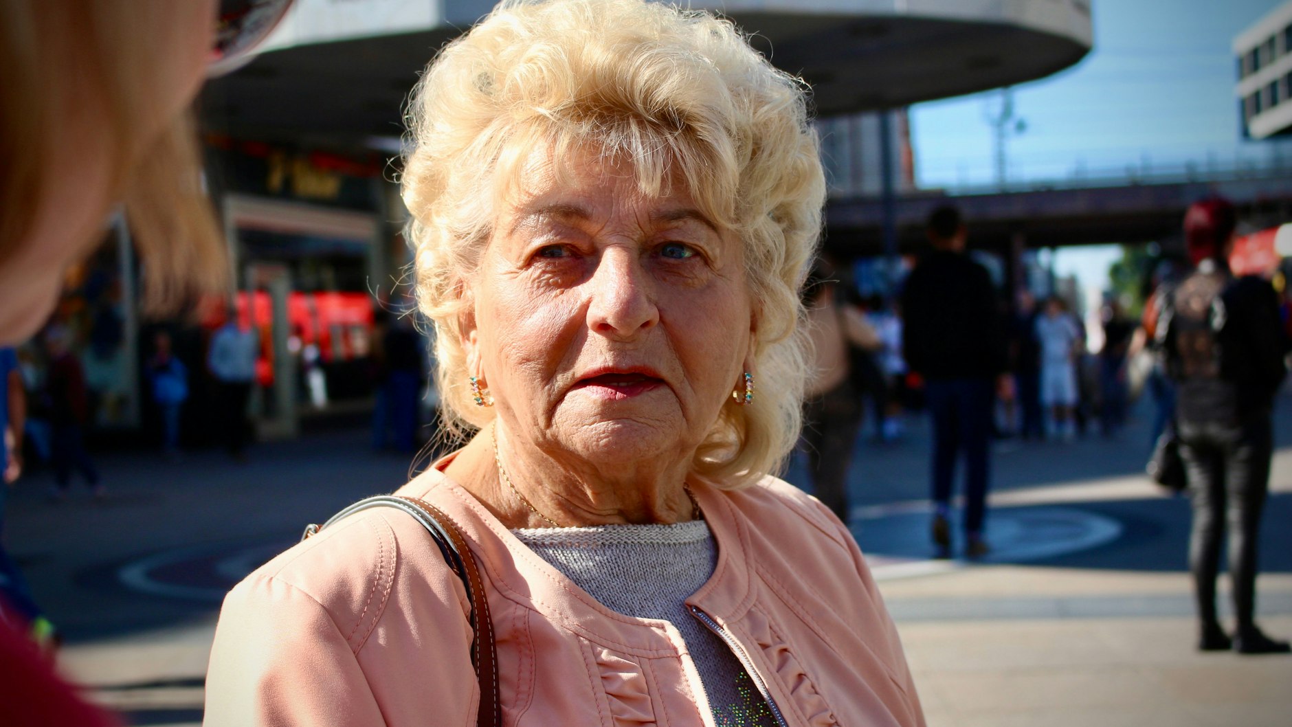 Anita aus Marzahn an der Berliner Weltzeituhr  ist gespannt auf den Warntag. „Gut, dass man vorher informiert wurde“, sagt sie.