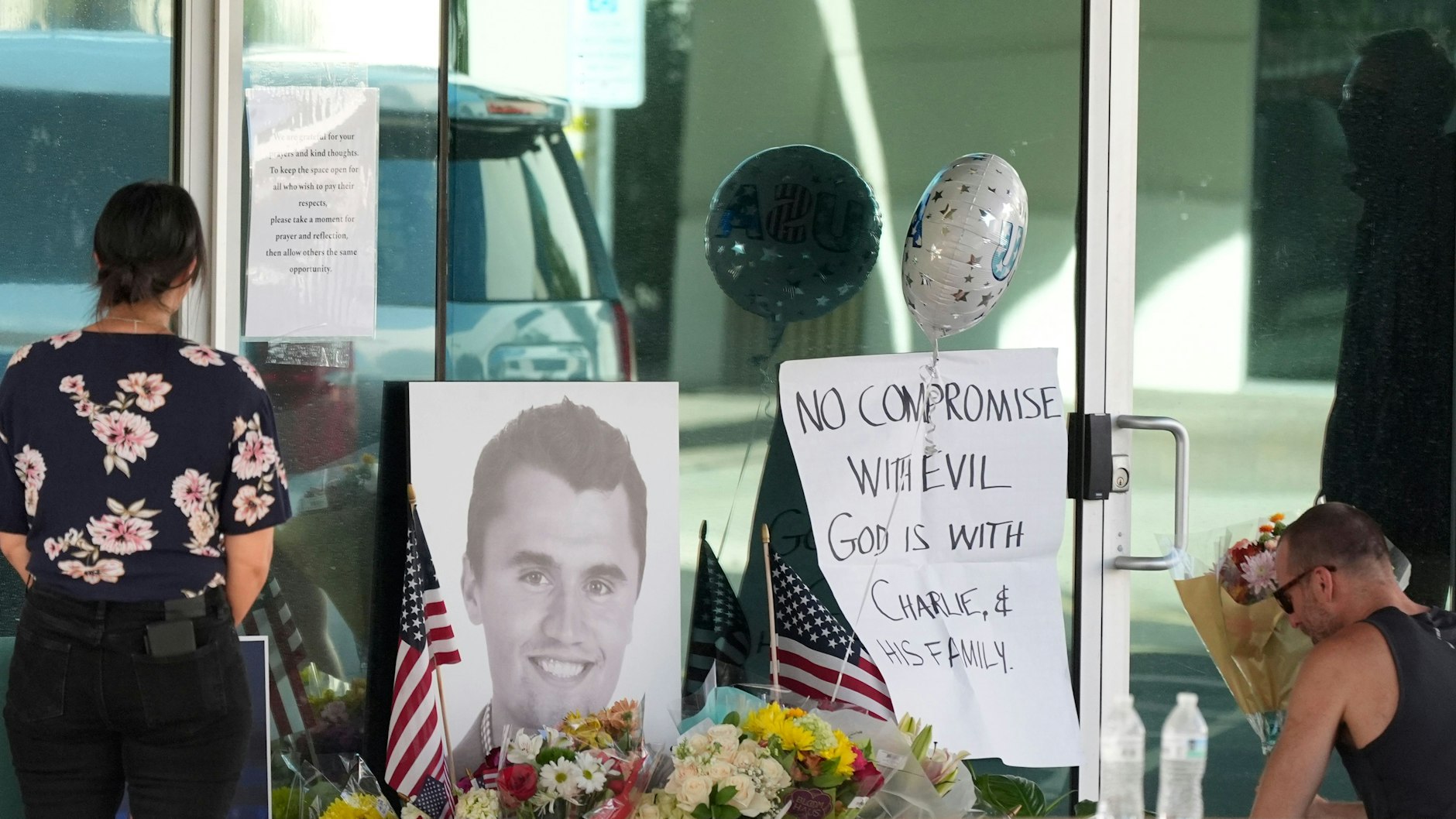 Menschen trauern an einer behelfsmäßigen Gedenkstätte am nationalen Hauptsitz von Turning Point USA nach dem Tod von Charlie Kirk, dem Mitbegründer und CEO der Organisation.