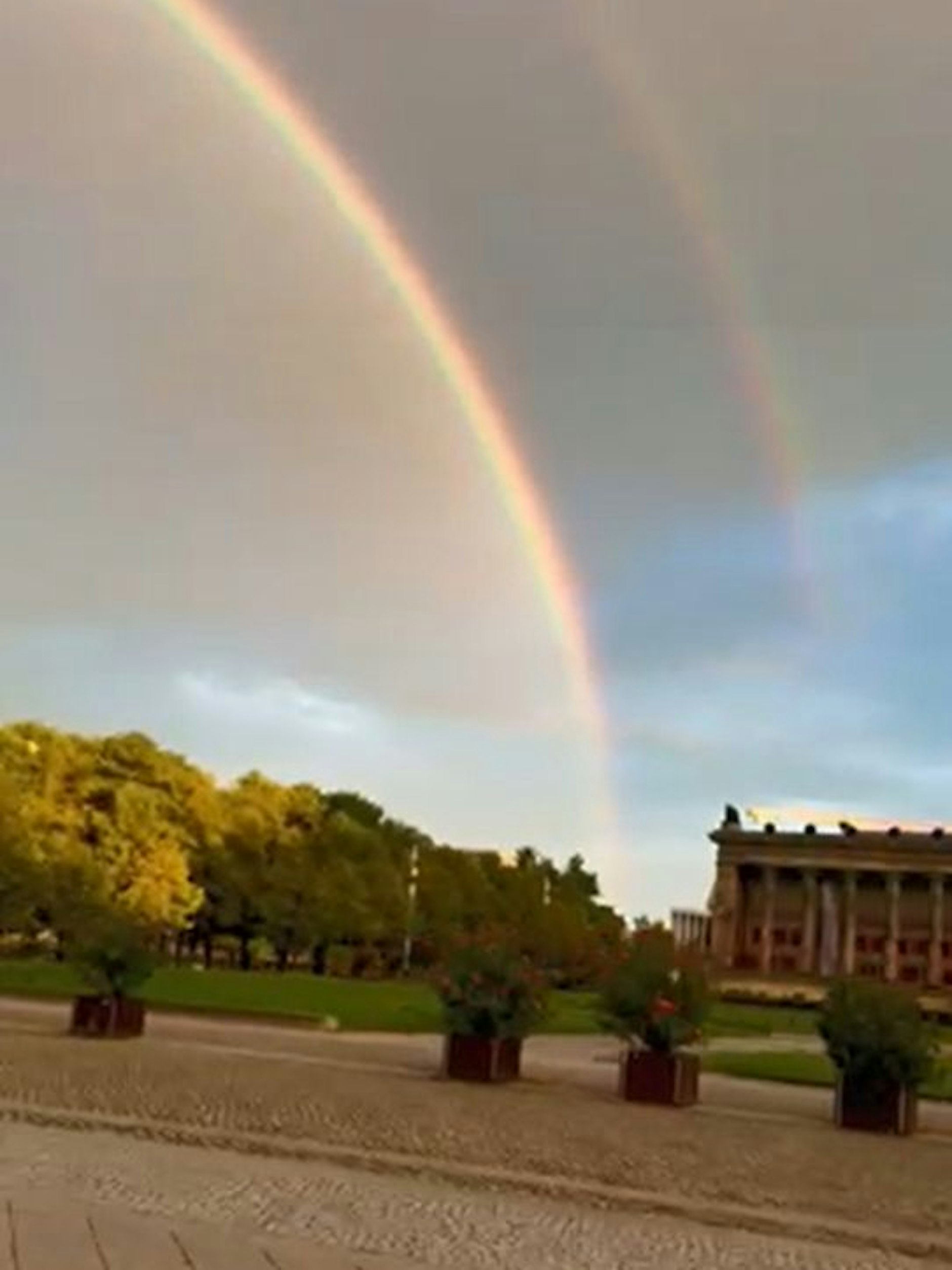 Regenbogen über Berlin - und das sogar gleich doppelt.