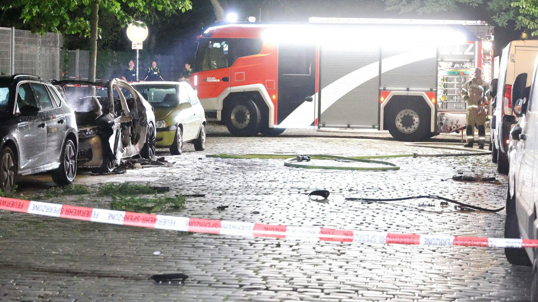 Polizei und Feuerwehr sperrten die Explosionsstelle weiträumig ab.