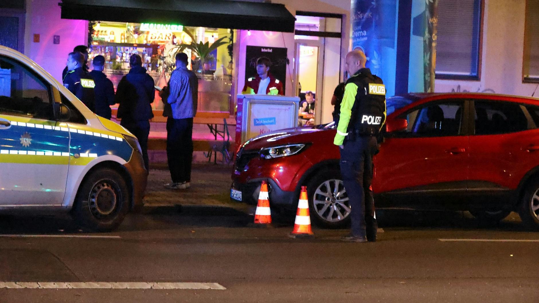 Mehrere Patronenhülsen lagen am Boden vor dem Café in der Hermannstraße.