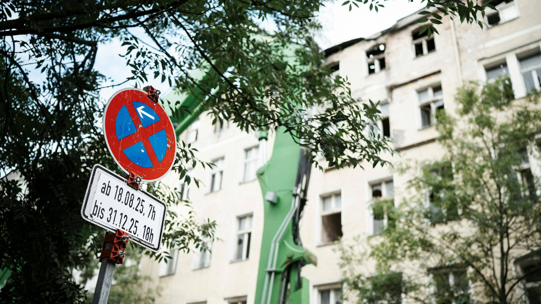Der Bagger steht schon vor der Ruine, aus deren Dach ein Baum wächst. Seit vielen Jahren leben hier Vögel und Ratten, Menschen schon lange nicht mehr.