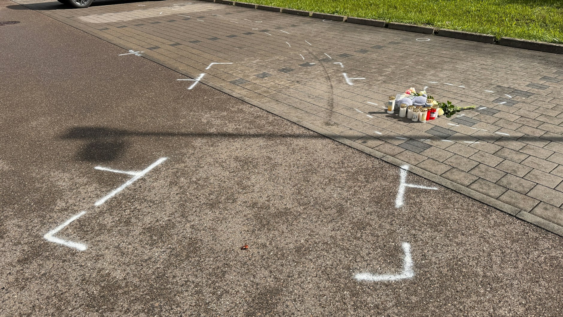 Auf diesem Parkplatz wurde der Junge mit dem Auto verfolgt, angefahren und tödlich verletzt.