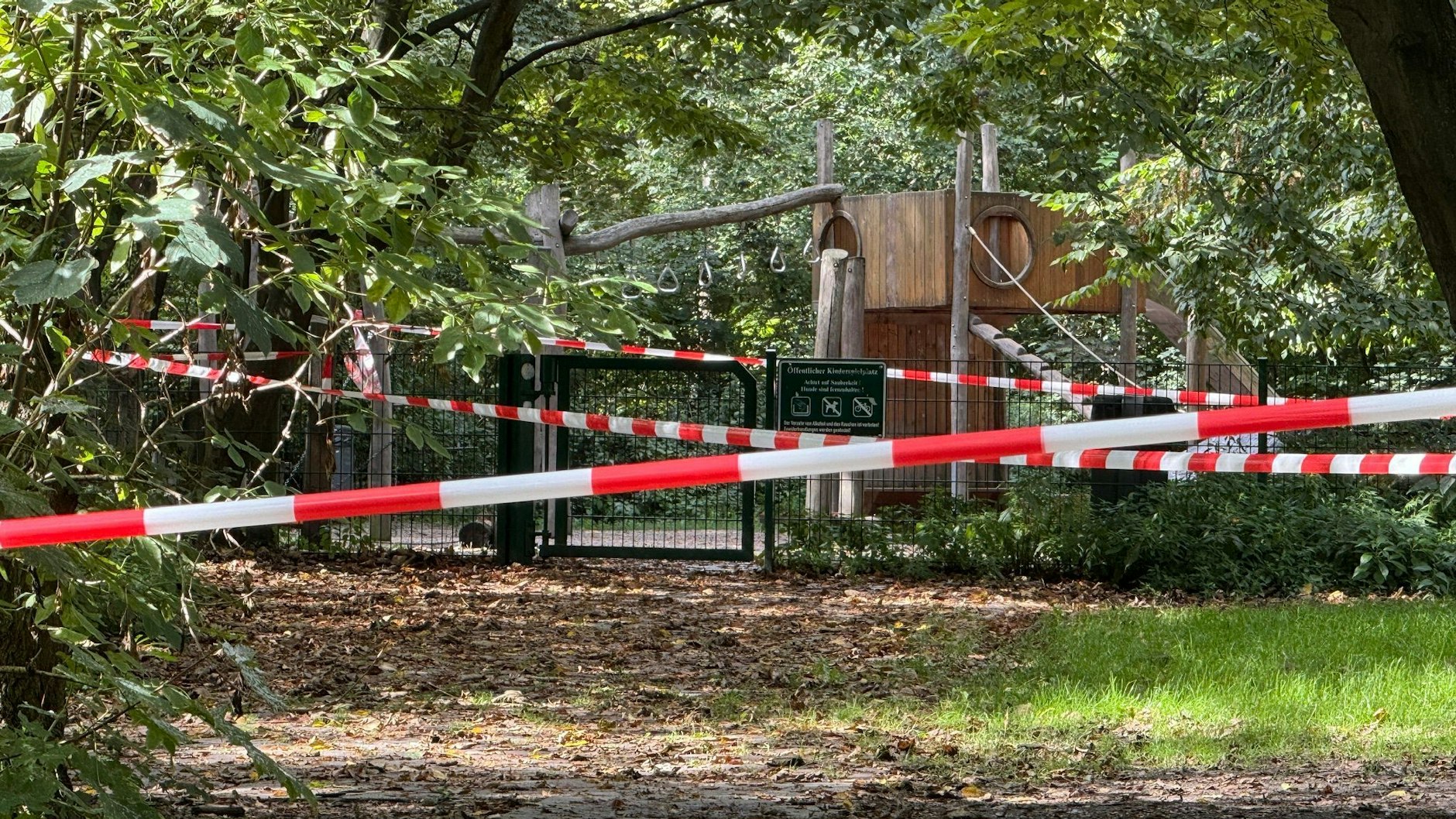 Auf dem zum Tatort benachbarten Spielplatz hat die Polizei einen 49-jährigen Mann vorläufig festgenommen.