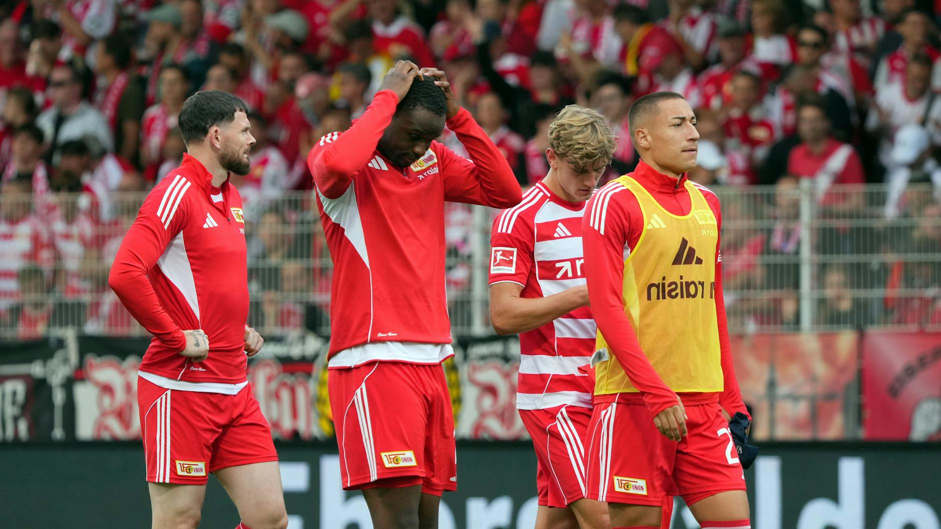Ilyas Ansah rauft sich die Haare, auch die anderen Spieler des 1. FC Union schieben Niederlagen-Frust.