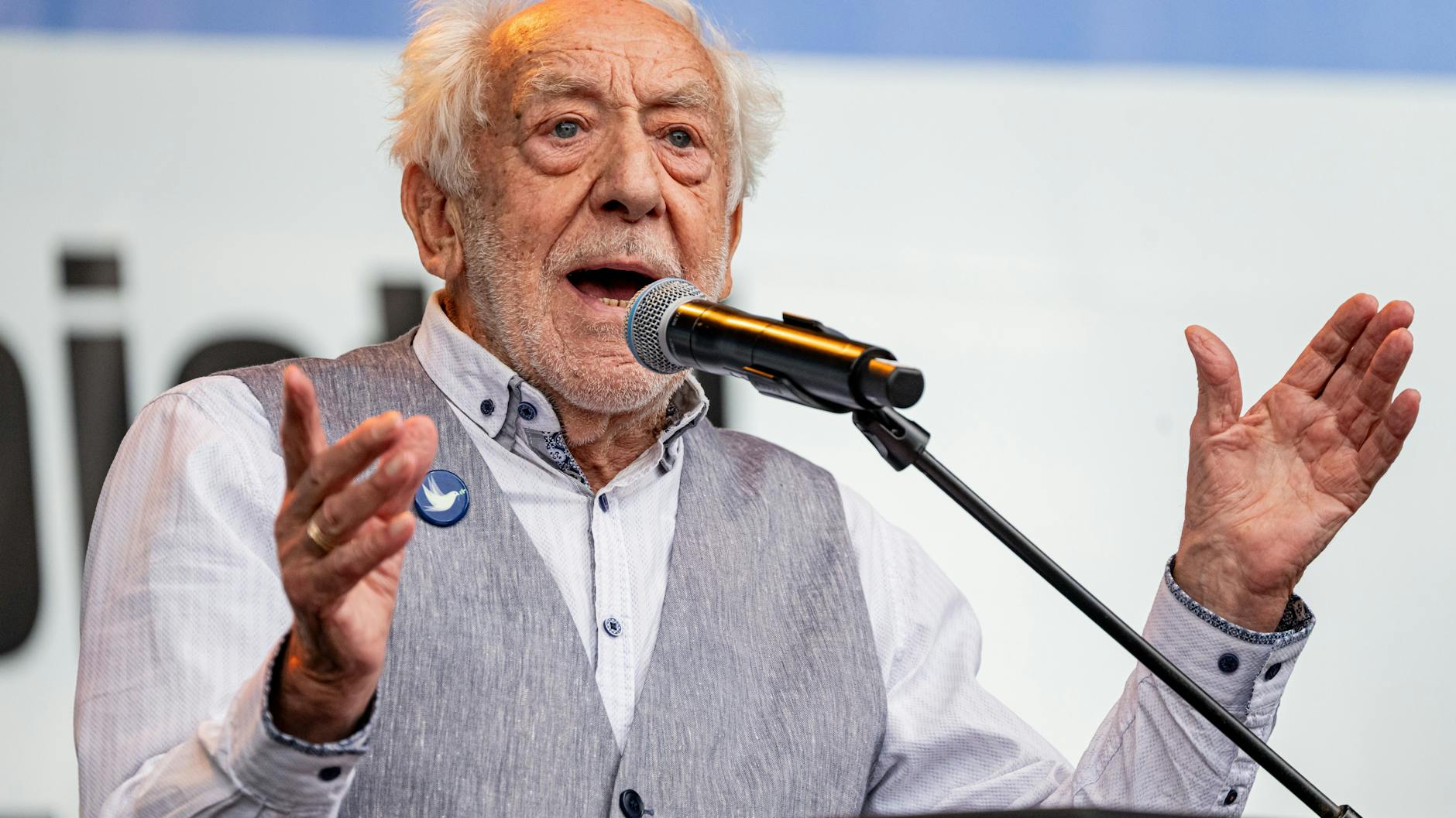 Mit Friedenstaube am Revers forderte Schauspieler Dieter Hallervorden zum „friedvollen Ungehorsam“ gegen eine mögliche Wehrpflicht in Deutschland auf.