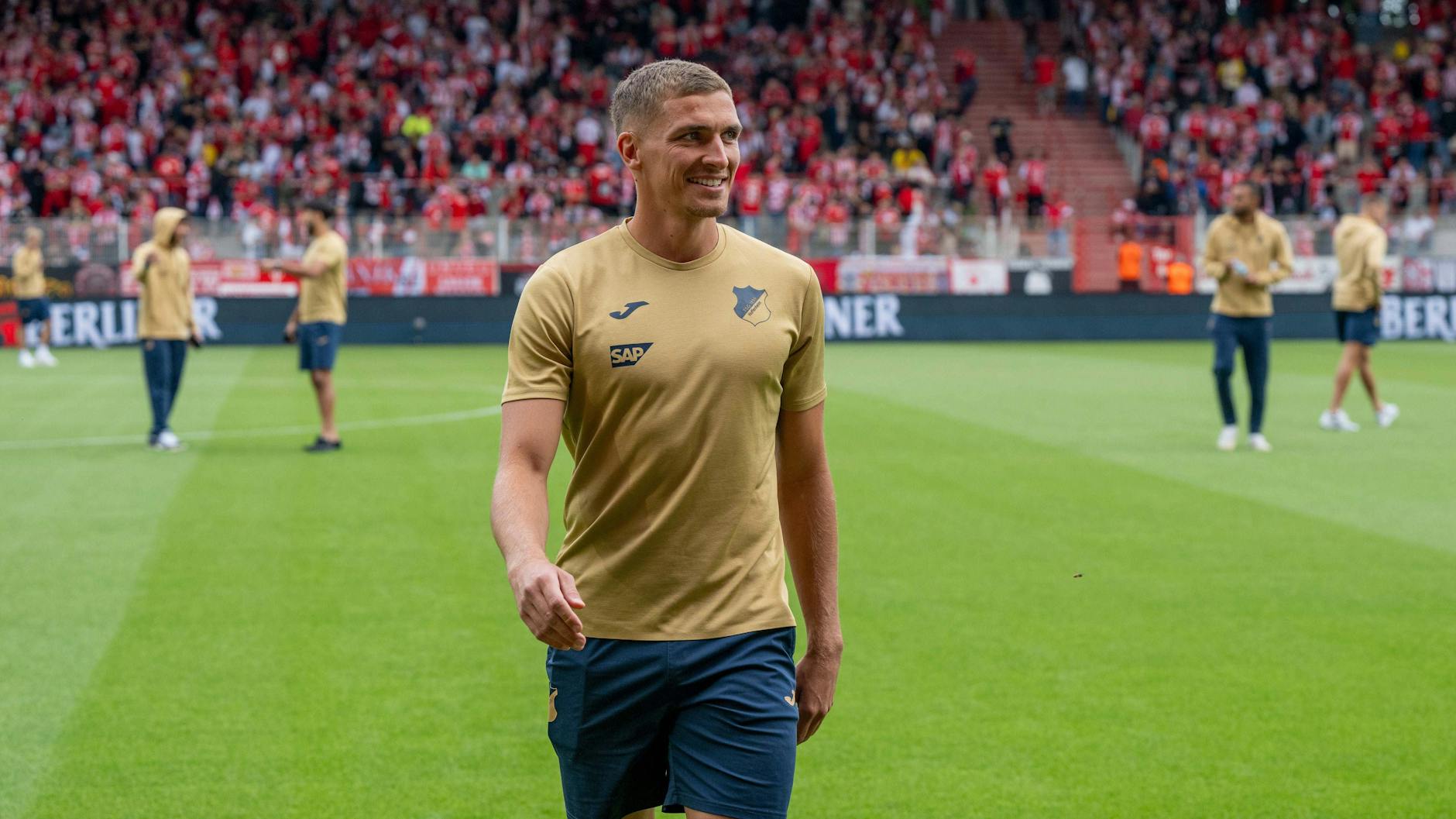 Hoffenheims Grischa Prömel hat beim Warmmachen vor dem Spiel beim 1. FC Union beste Laune.