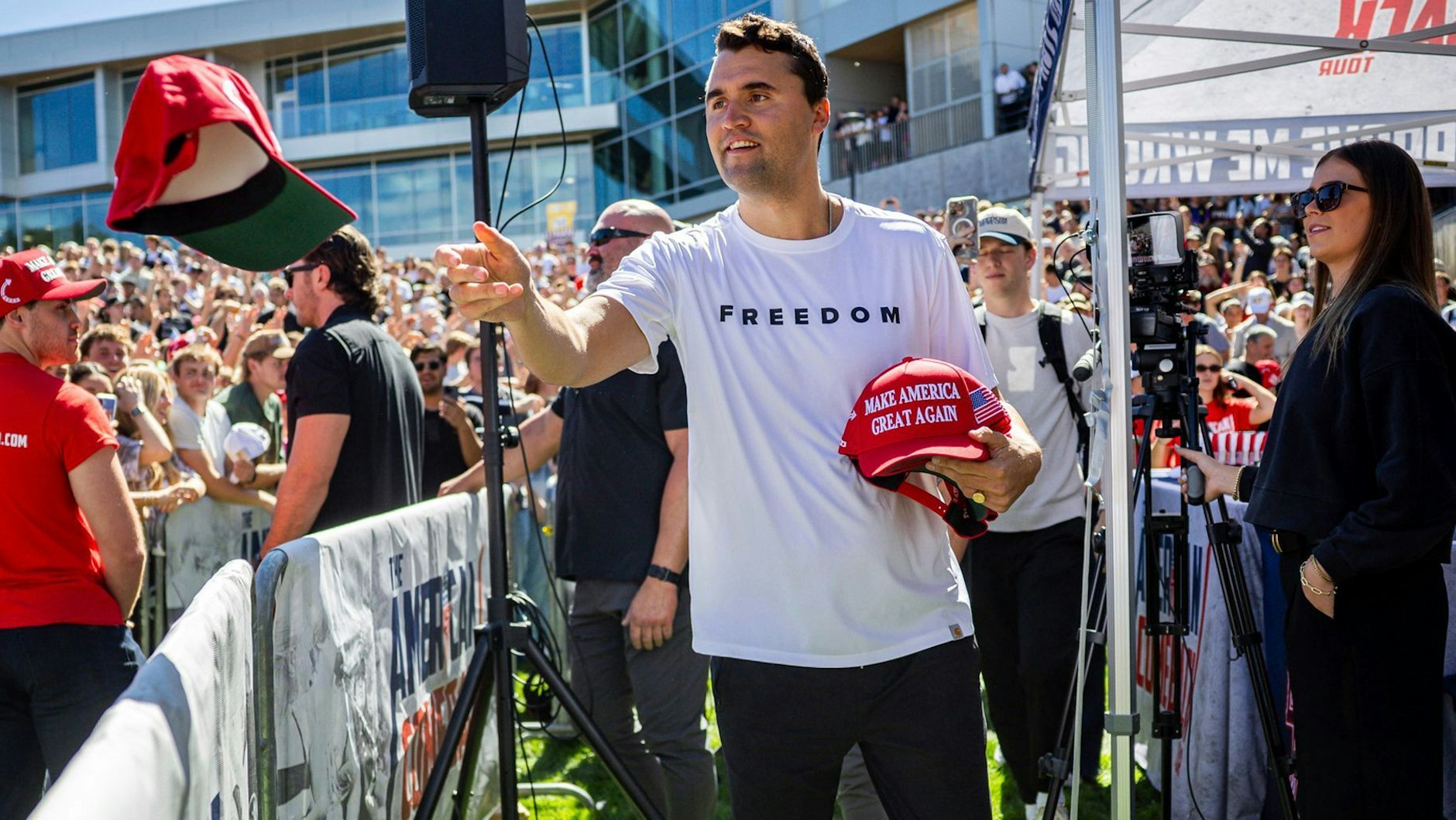 Charlie Kirk verteilt vor seiner Rede an der Utah Valley University Mützen. Kurz darauf fiel der tödliche Schuss.