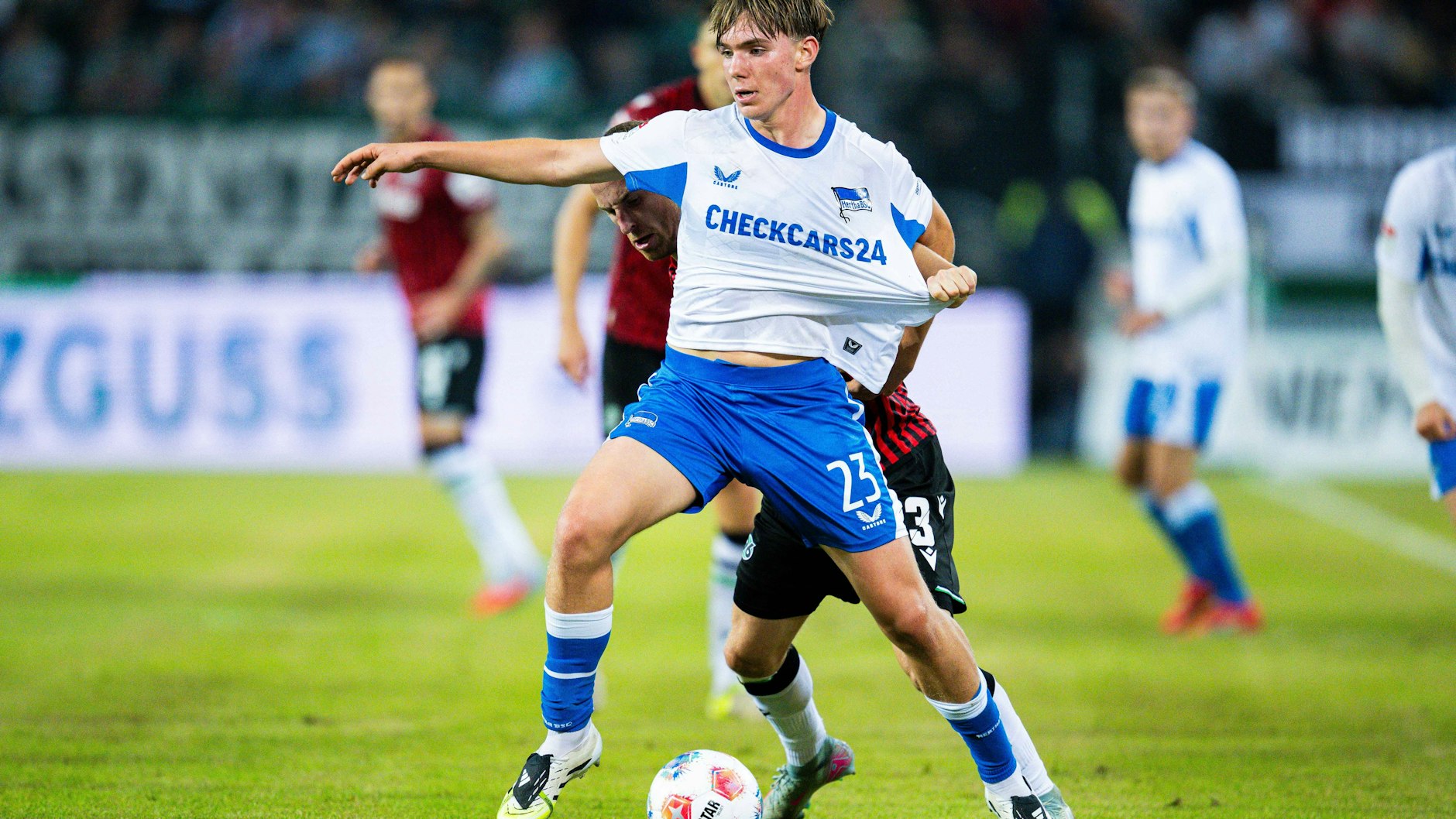 Herthas Wunderkind Kennet Eichhorn feierte in Hannover sein Debüt in der Startelf von Hertha BSC.