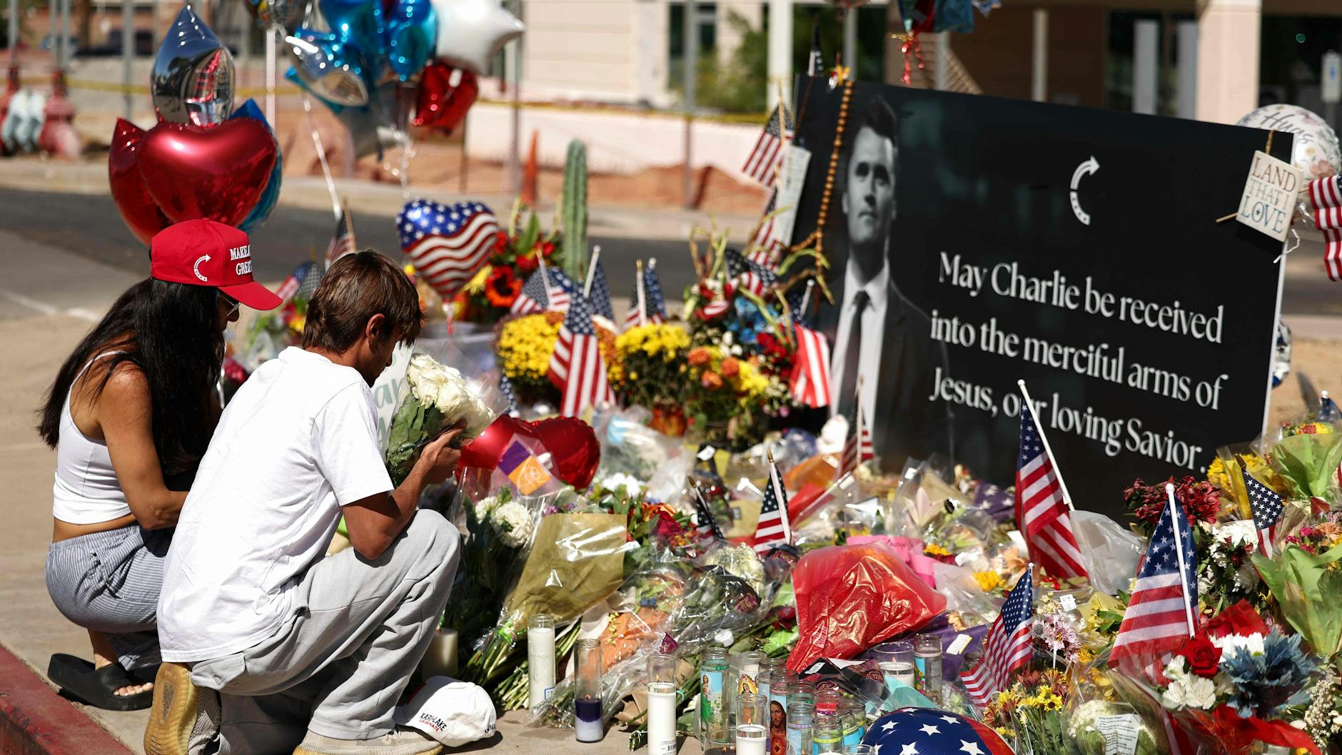Wie hier in Phoenix (Arizona) trauern Anhänger im ganzen Land um den ultrarechten Aktivisten Charlie Kirk.