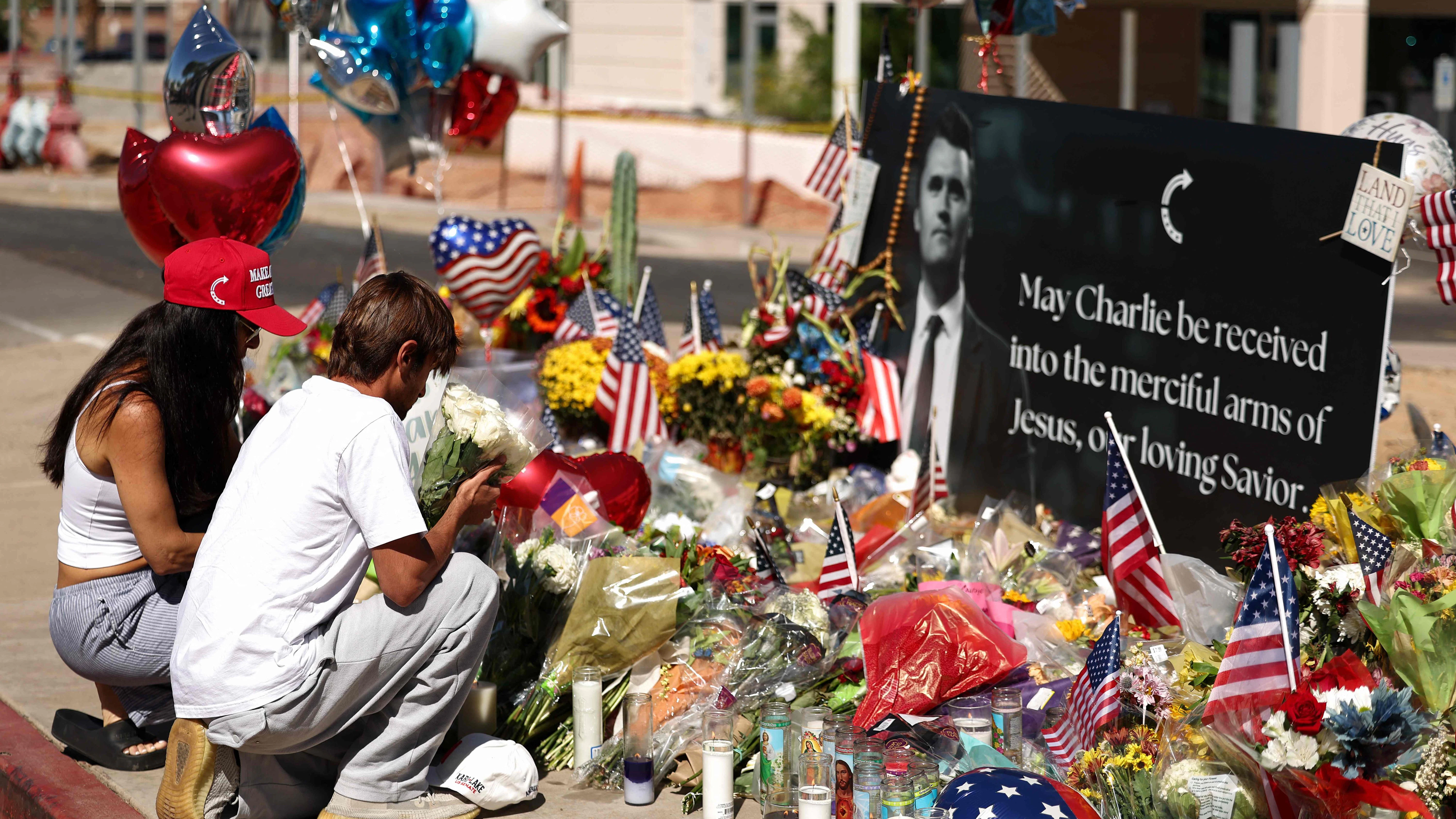 Wie hier in Phoenix (Arizona) trauern Anhänger im ganzen Land um den ultrarechten Aktivisten Charlie Kirk.
