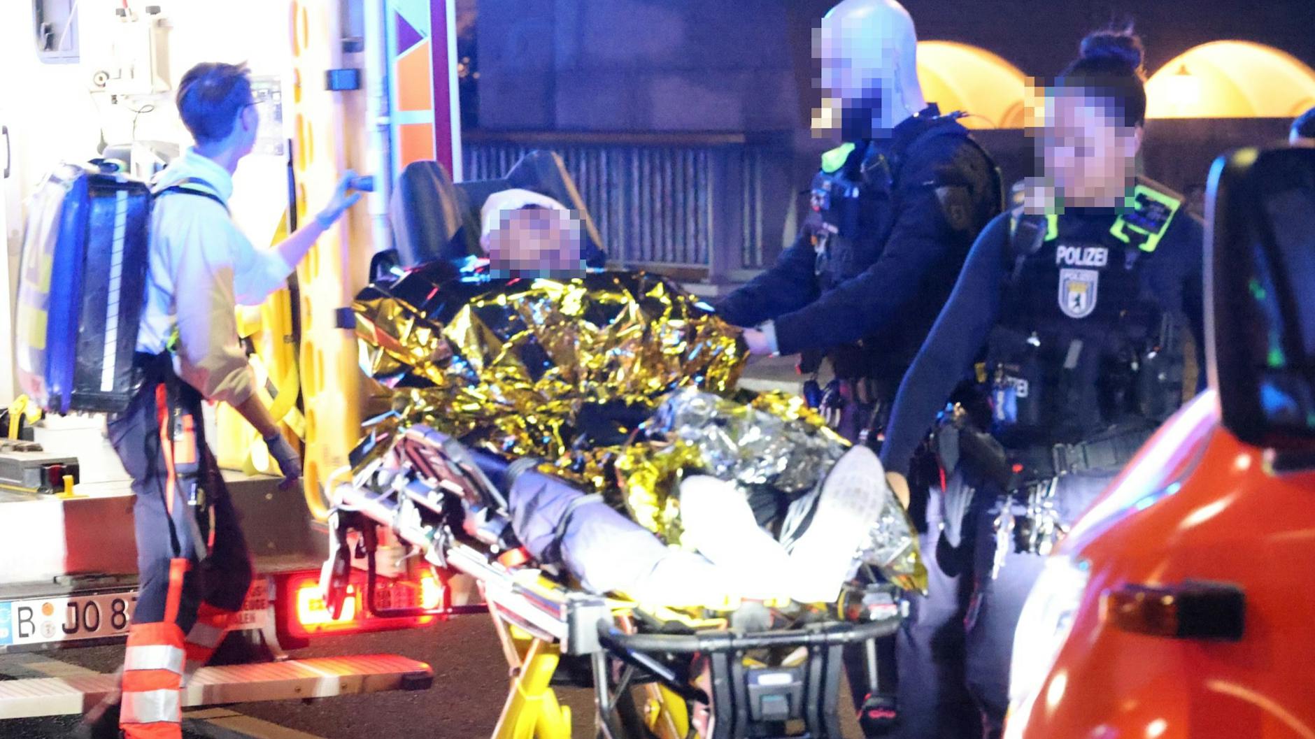 Abtransport des Verletzten durch Rettungskräfte.