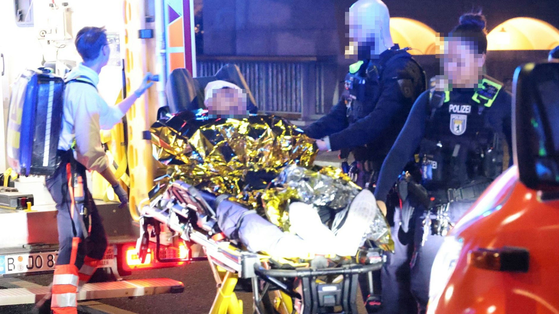 Abtransport des Verletzten durch Rettungskräfte.