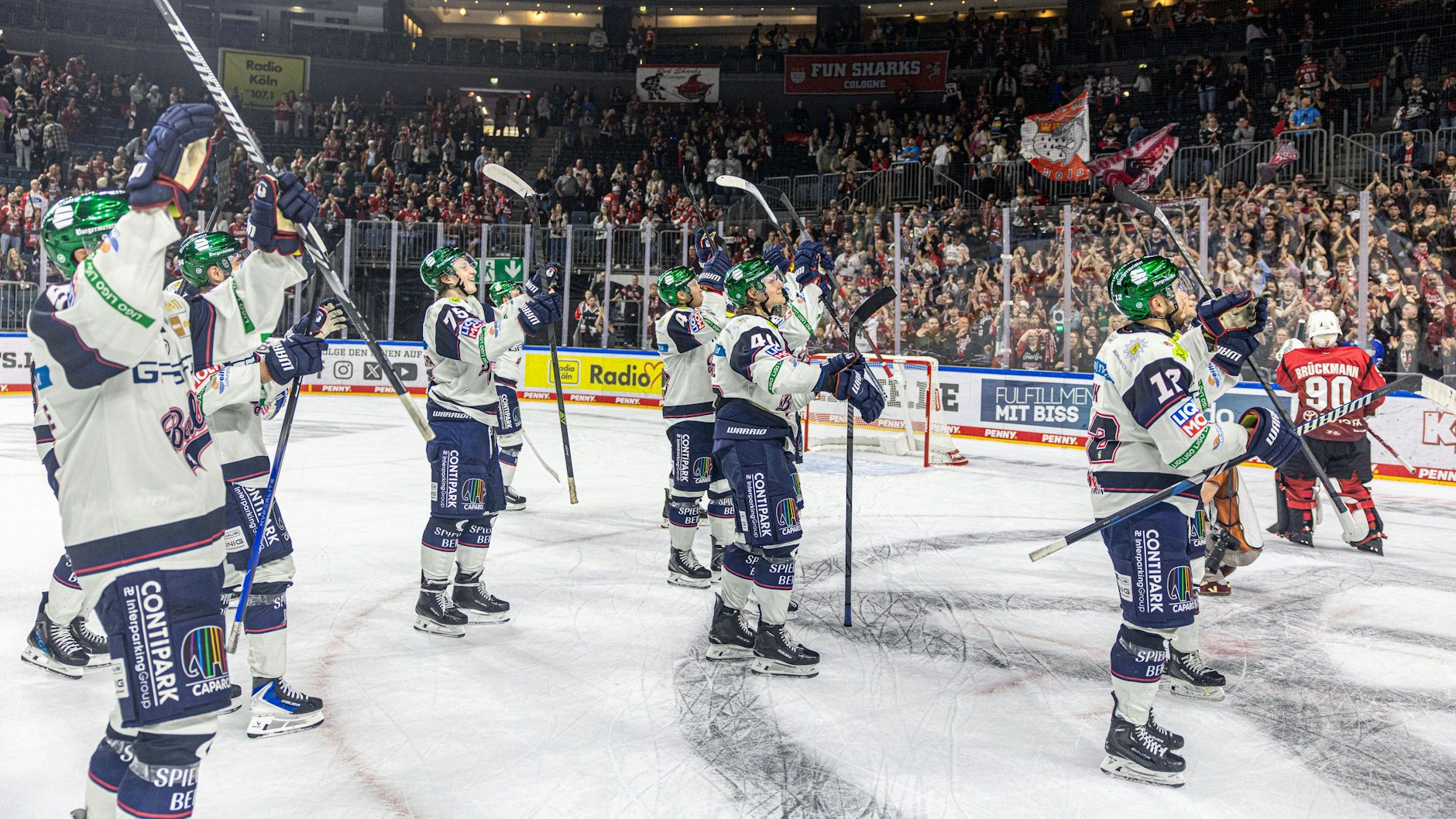 Die Spieler der Eisbären bedanken sich nach dem Sieg gegen die Kölner Haie bei den mitgereisten Fans.
