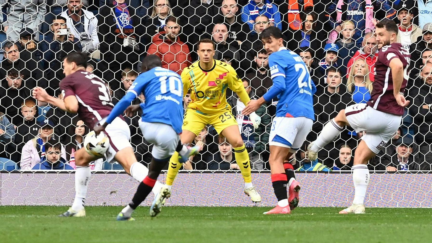 Alexander Schwolow braucht hier im Tor von Heart of Midlothian nicht einzugreifen. Kollege Stephen Kingsley blockt den Schuss von Mohamed Diamonde (Rangers).