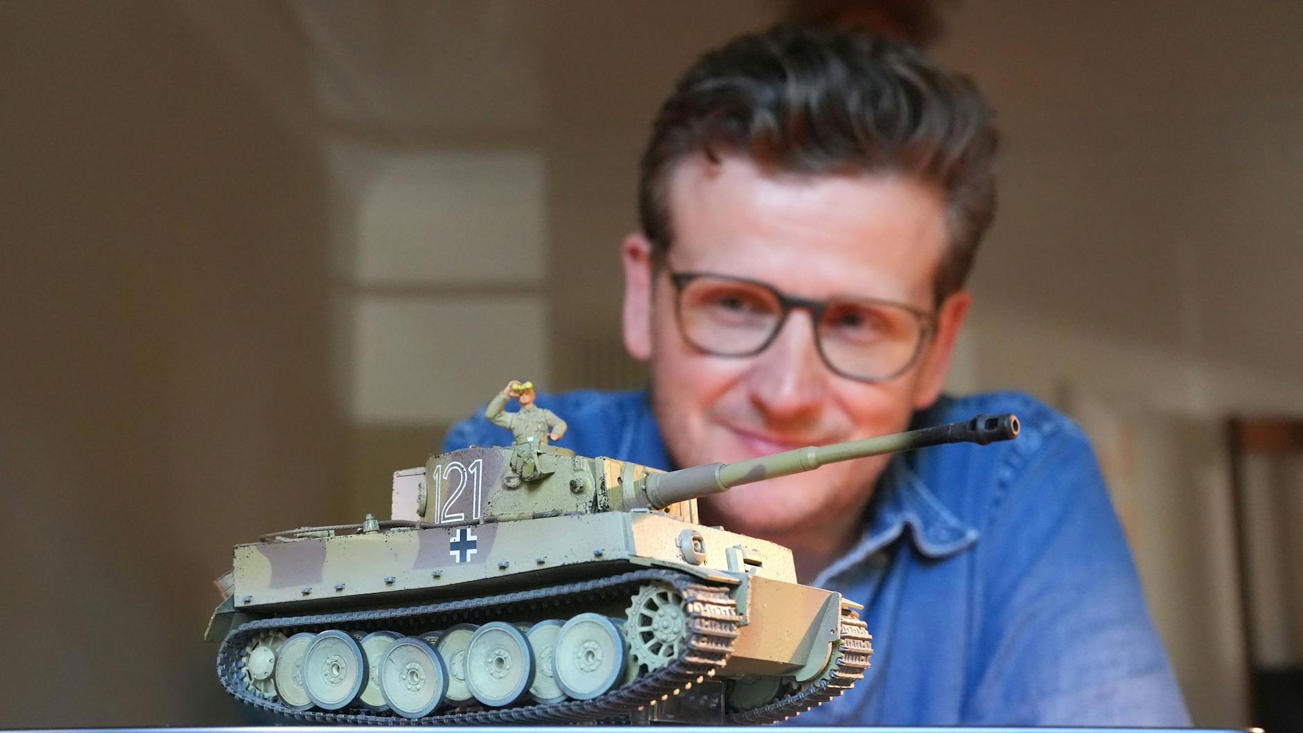 Regisseur Dennis Gansel hat ein Modell eines Tiger-Panzers auf seinem Schreibtisch in seinem Arbeitszimmer.