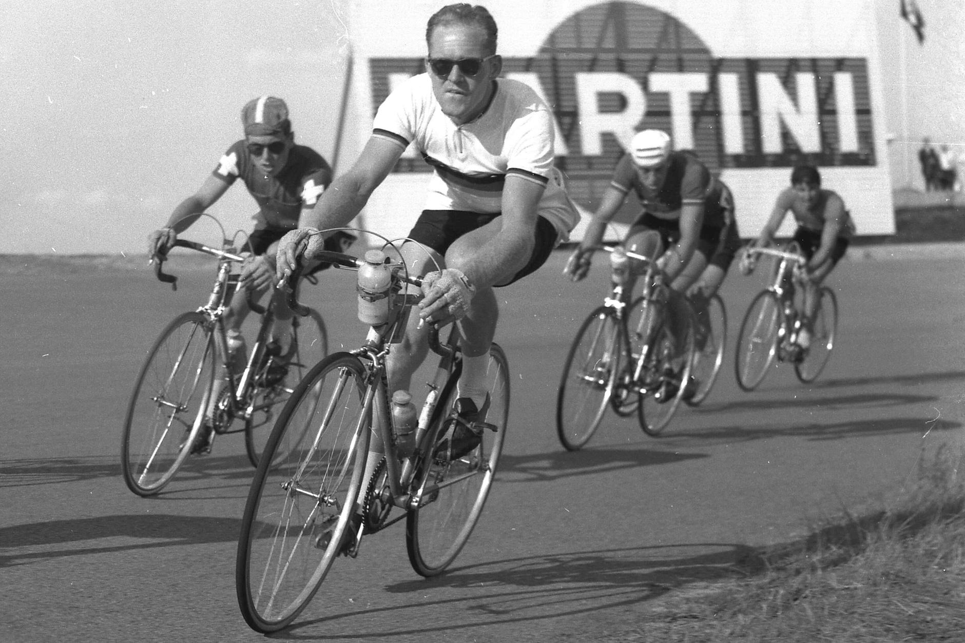 Täve Schur führt 1959 bei der Straßenrad-Weltmeisterschaft das Feld an. Er holte den Titel, zum zweiten Mal in Folge!