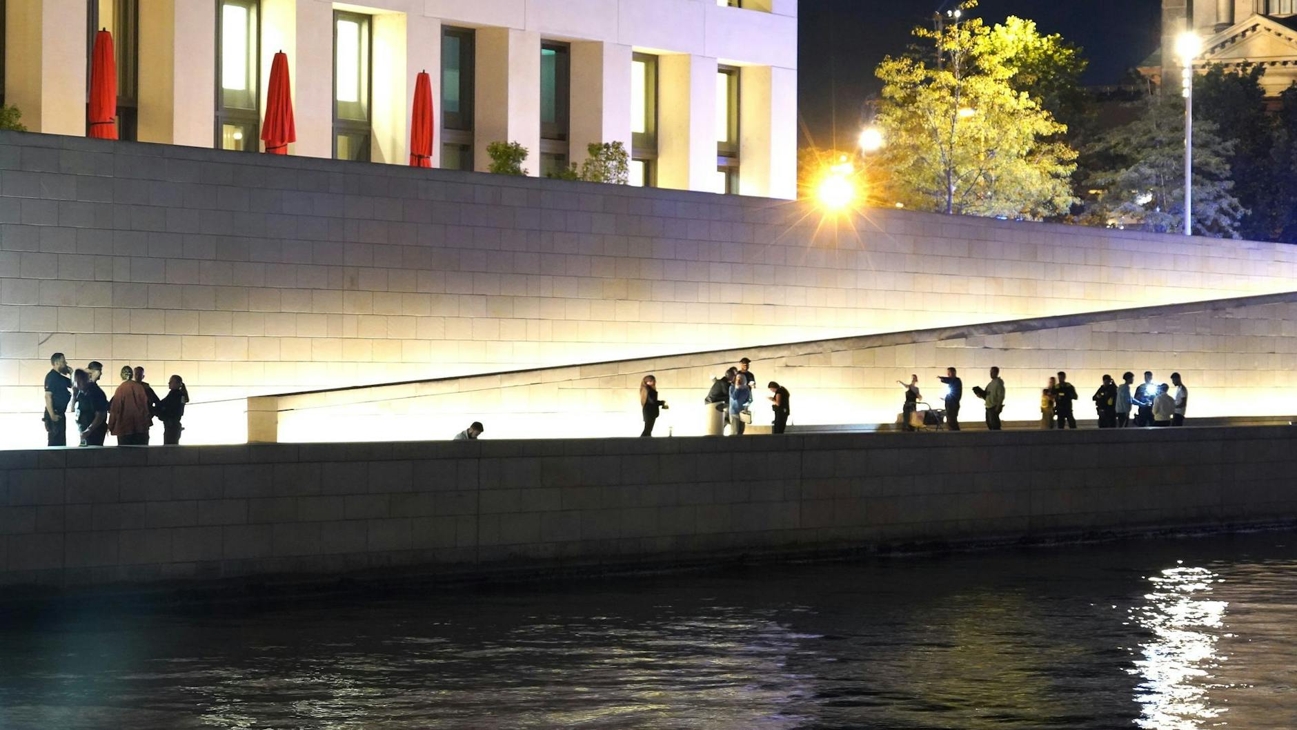 Polizisten waren nach dem Messerangriff am Freitag am Humboldt-Forum im Einsatz.