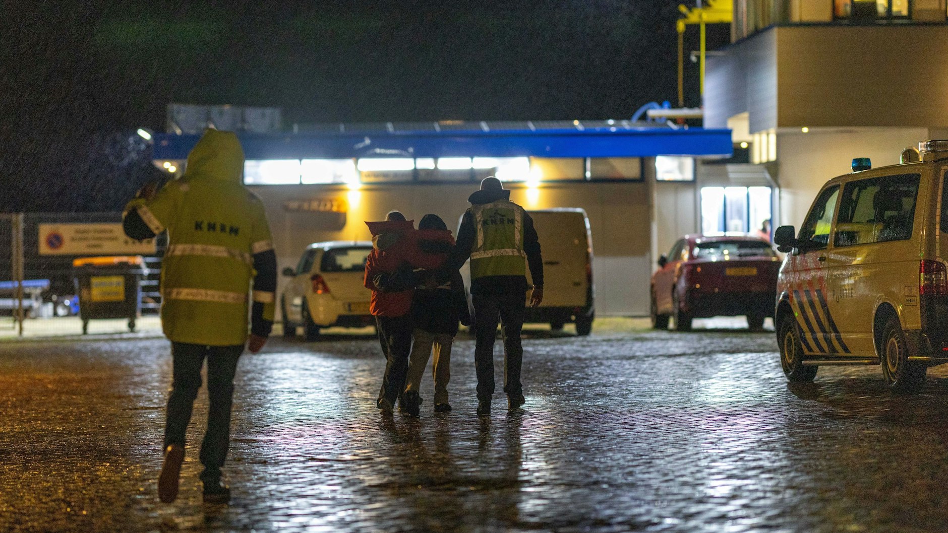 Die verletzten Schüler wurden im Hafen von Harlingen von Sanitätern in Obhut genommen.