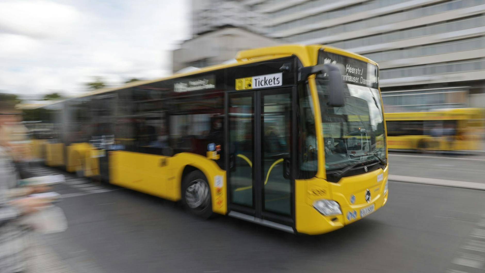 Ein Bus der Berliner Verkehrsbetriebe (BVG). Noch können Empfänger von Sozialhilfe, Bürger- oder Wohngeld für 19 Euro pro Monat durch Berlin fahren.