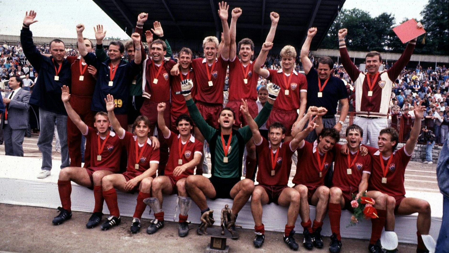 Michael Schulz (hi. Reihe 4. v. l.) feiert seinen Pokalsieg mit dem BFC. Das gesamte Pokalsieger-Team des BFC: h.R.6.v.l.: Andreas Thom, Rainer Ernst, Burkhard Reich, Michael Schulz, Achim Hall, Jürgen Bogs, v.R.v.l.: Marco Köller, Heiko Bonan, Bernd Schulz, Bodo Rudwaleit, Waldemar Ksienzyk, Frank Pastor, Frank Rohde, Thomas Doll