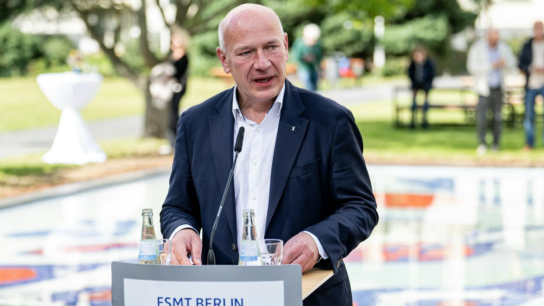 Kai Wegner (CDU), Regierender Bürgermeister von Berlin, sprach zur Wieder-Einweihung des Brunnens und gab den Start für die Wasserfontänen.
