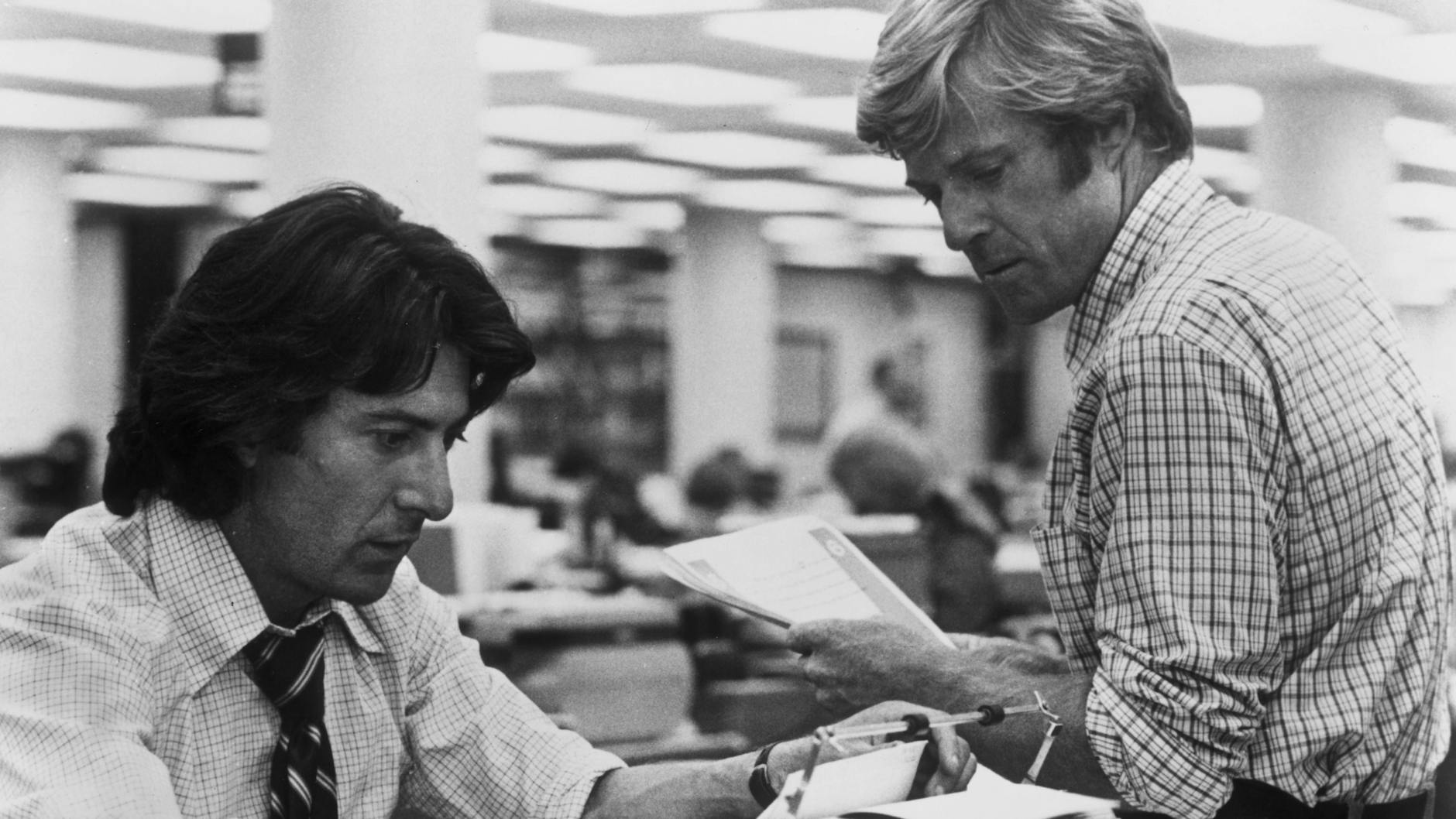Robert Redford (r.) und Dustin Hoffman als die Reporter Bob Woodward und Carl Bernstin im Film „Die Unbestechlichen“ von 1976