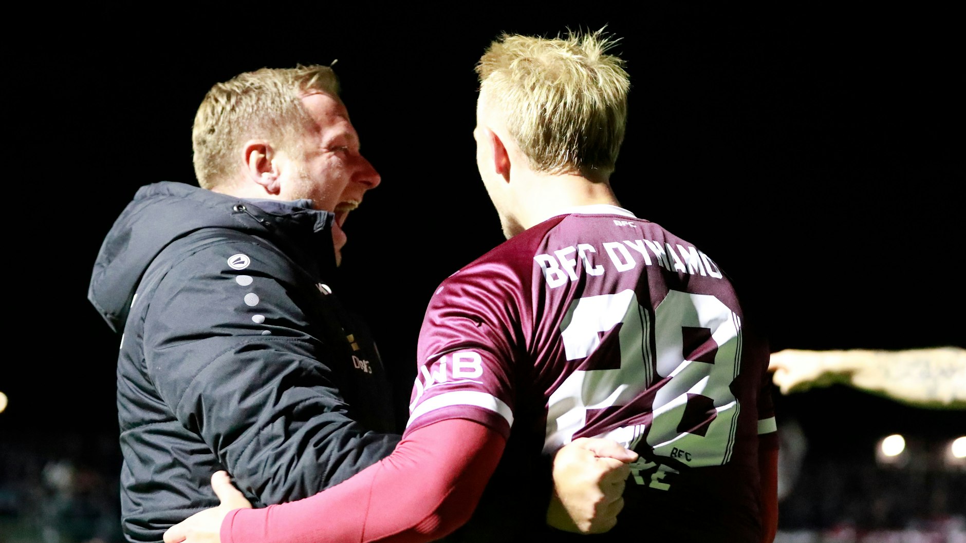 Trainer Dennis Kutrieb (l.) jubelt ausgelassen mit Willi Reincke nach dessen 1:0 für den BFC Dynamo.