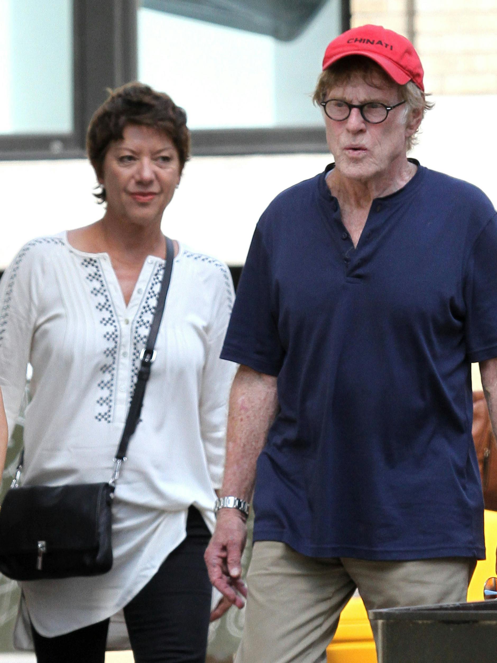 Robert Redford mit seiner deutschen Ehefrau, der Malerin Sibylle Szaggars, 2015 beim Shopping in Soho in New York