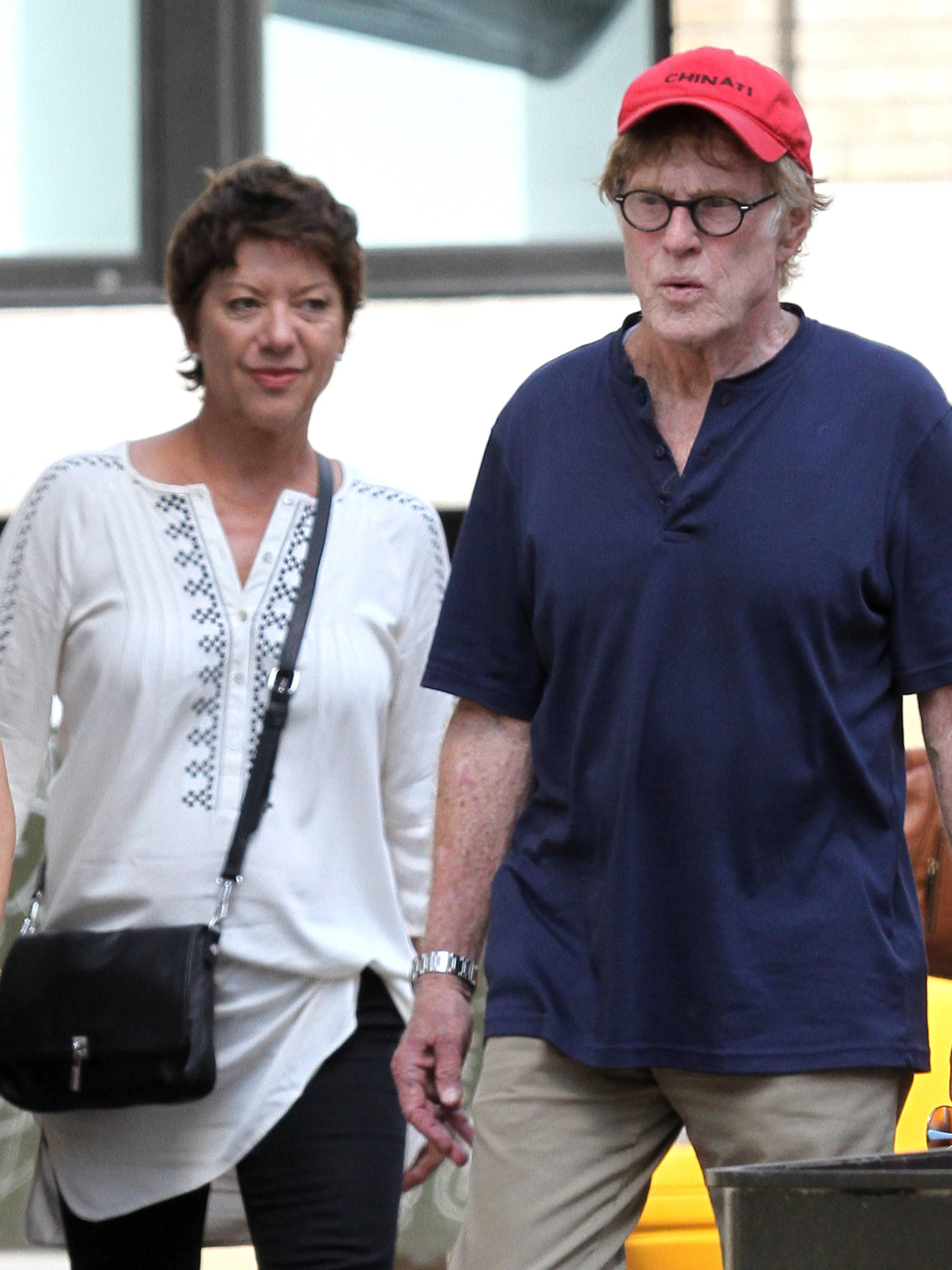 Robert Redford mit seiner deutschen Ehefrau, der Malerin Sibylle Szaggars, 2015 beim Shopping in Soho in New York